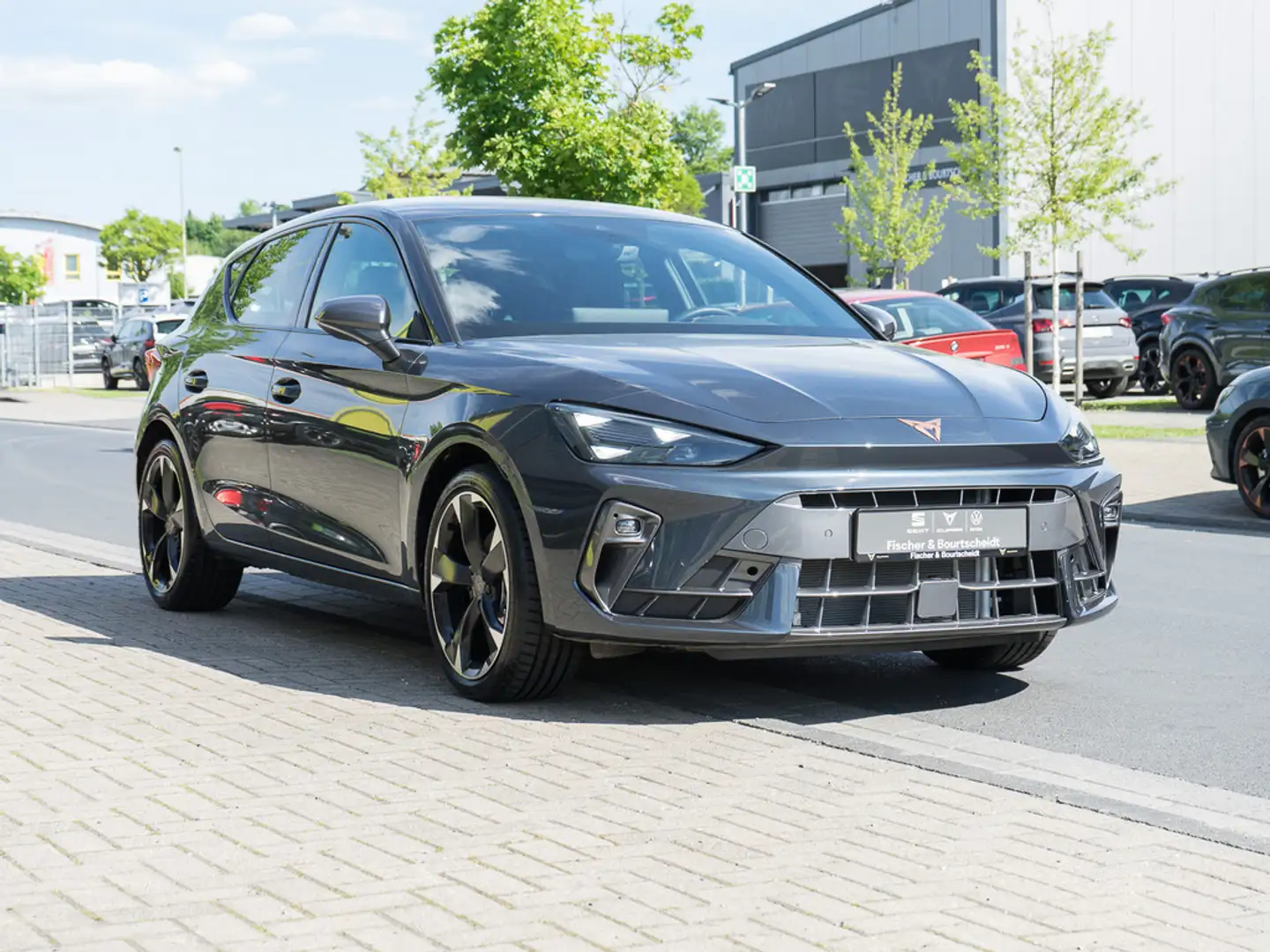 CUPRA Leon 1.5 eTSI NAVI KAM SHZ PDC ACC Grau - 2