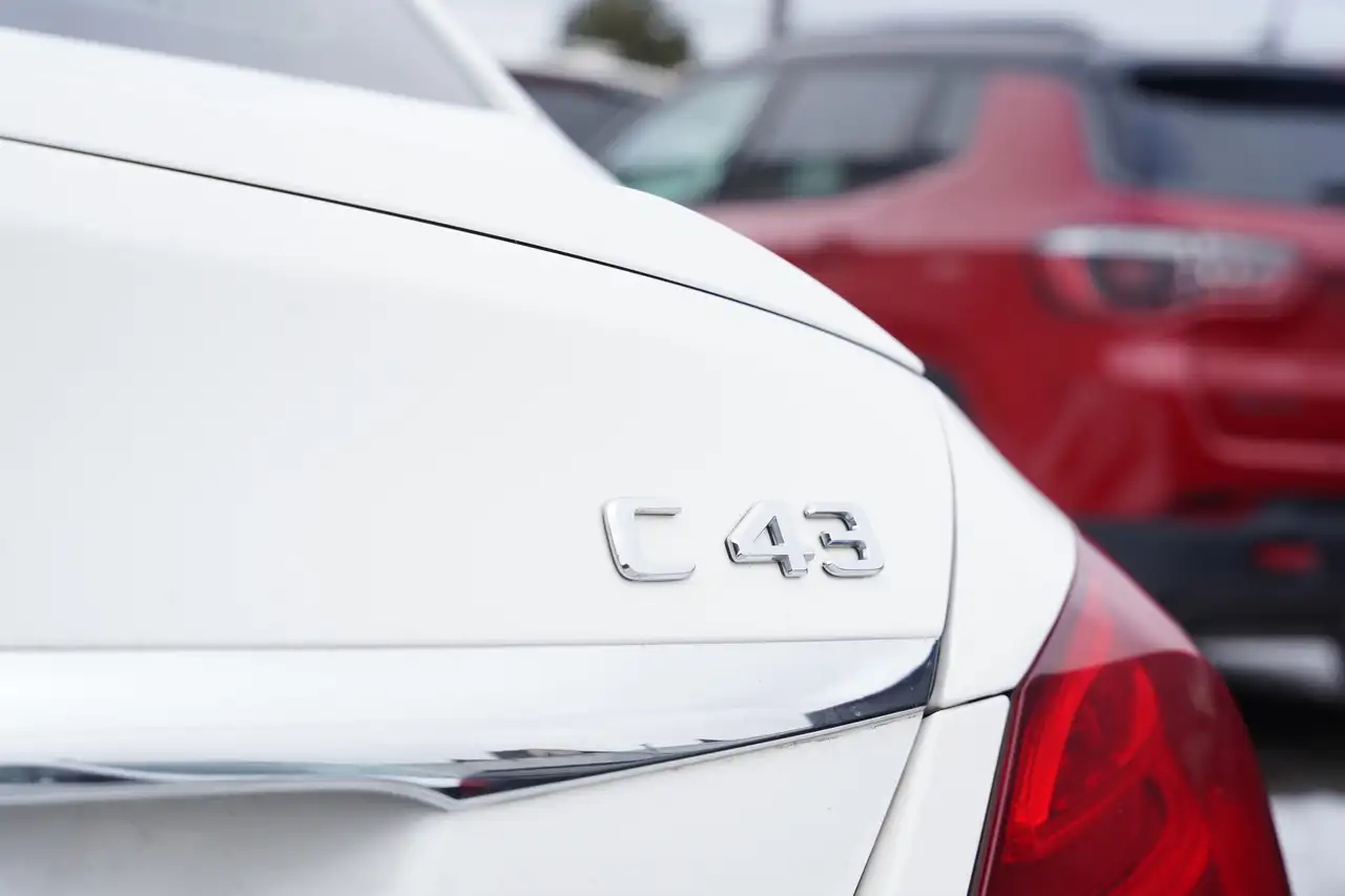 Mercedes-Benz C-Class снимка Mercedes-Benz C-Class