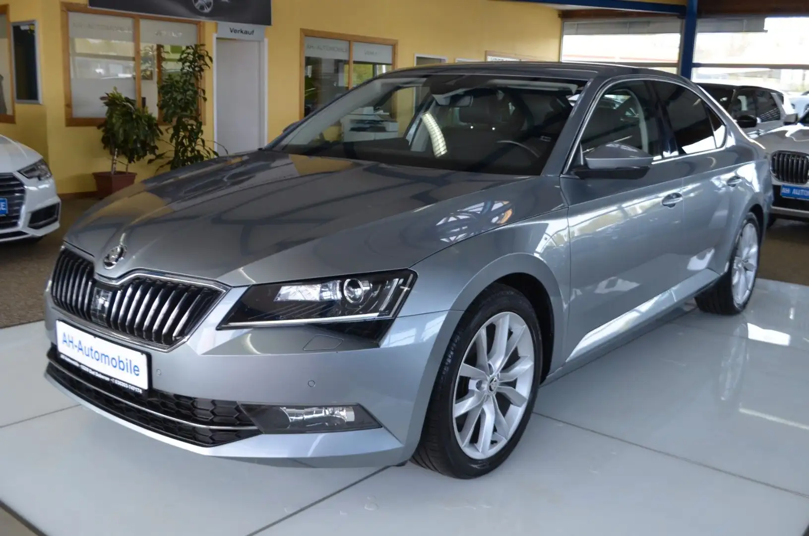 Skoda Superb Lim. Style Bi-XENON / NAVI / ALCANTARA Grau - 1