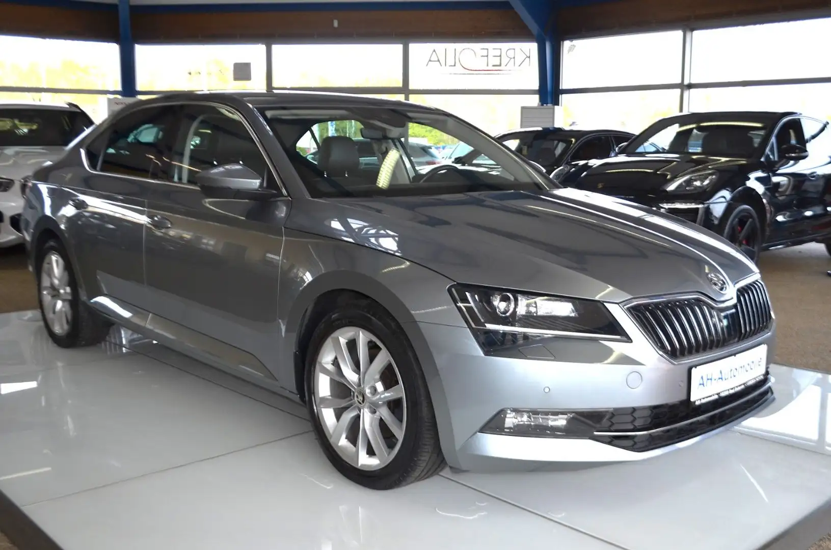 Skoda Superb Lim. Style Bi-XENON / NAVI / ALCANTARA Grau - 2
