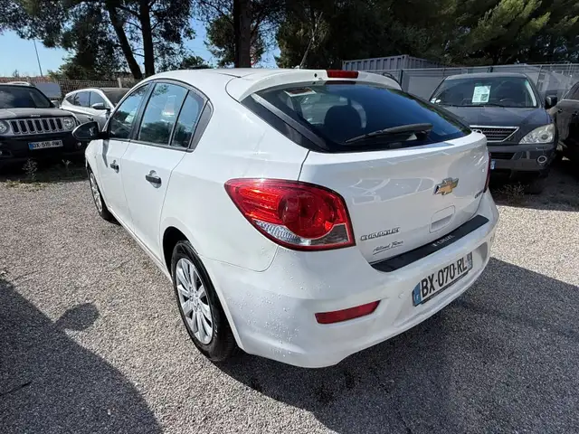 Chevrolet Cruze view 3