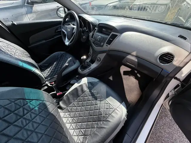 Chevrolet Cruze view 12