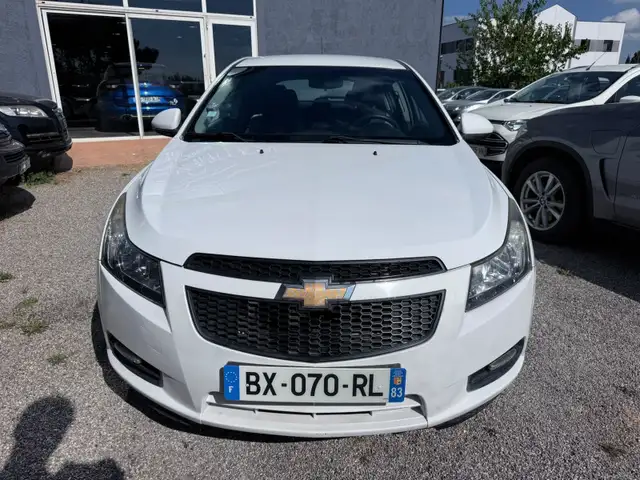 Chevrolet Cruze view 2