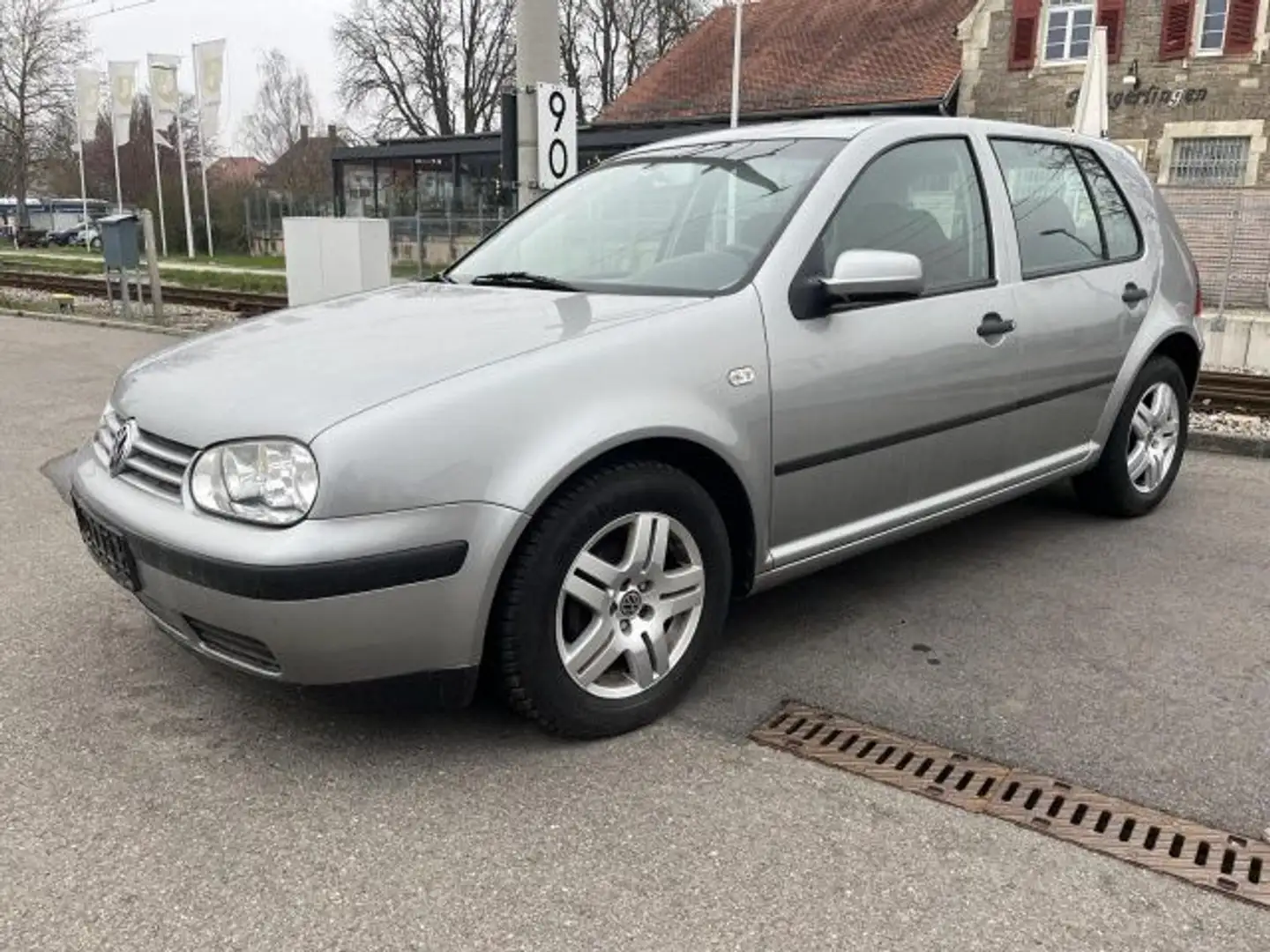 Volkswagen Golf 1,6 Special Automatik Klima Alu Radio alpha Grijs - 2
