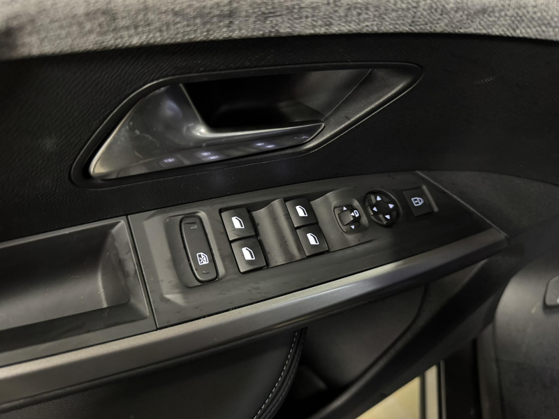 Peugeot 5008 1.2 Hybrid 145 Allure 7p — photo 13