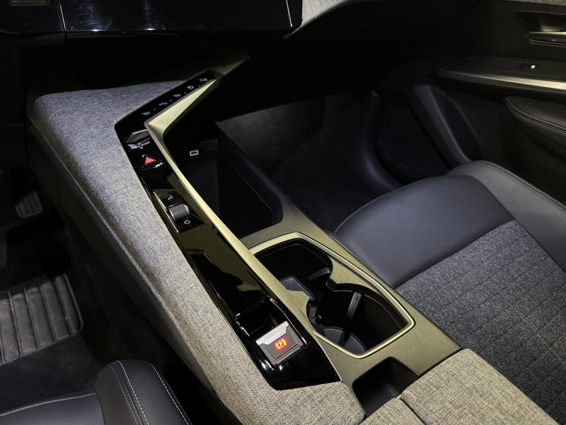 Peugeot 5008 1.2 Hybrid 145 Allure 7p — photo 14