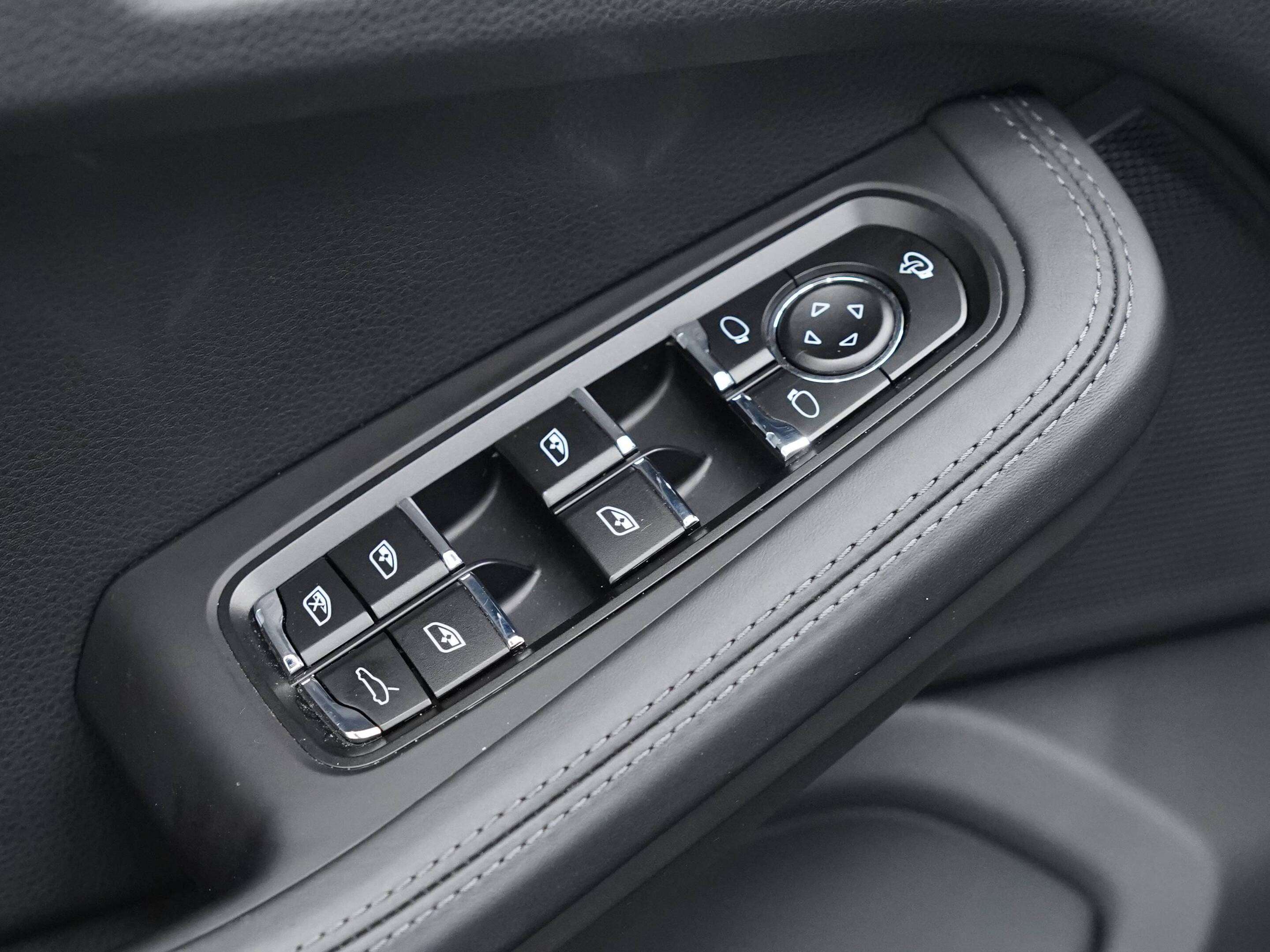 2024 Porsche Macan S AWD thumb 24