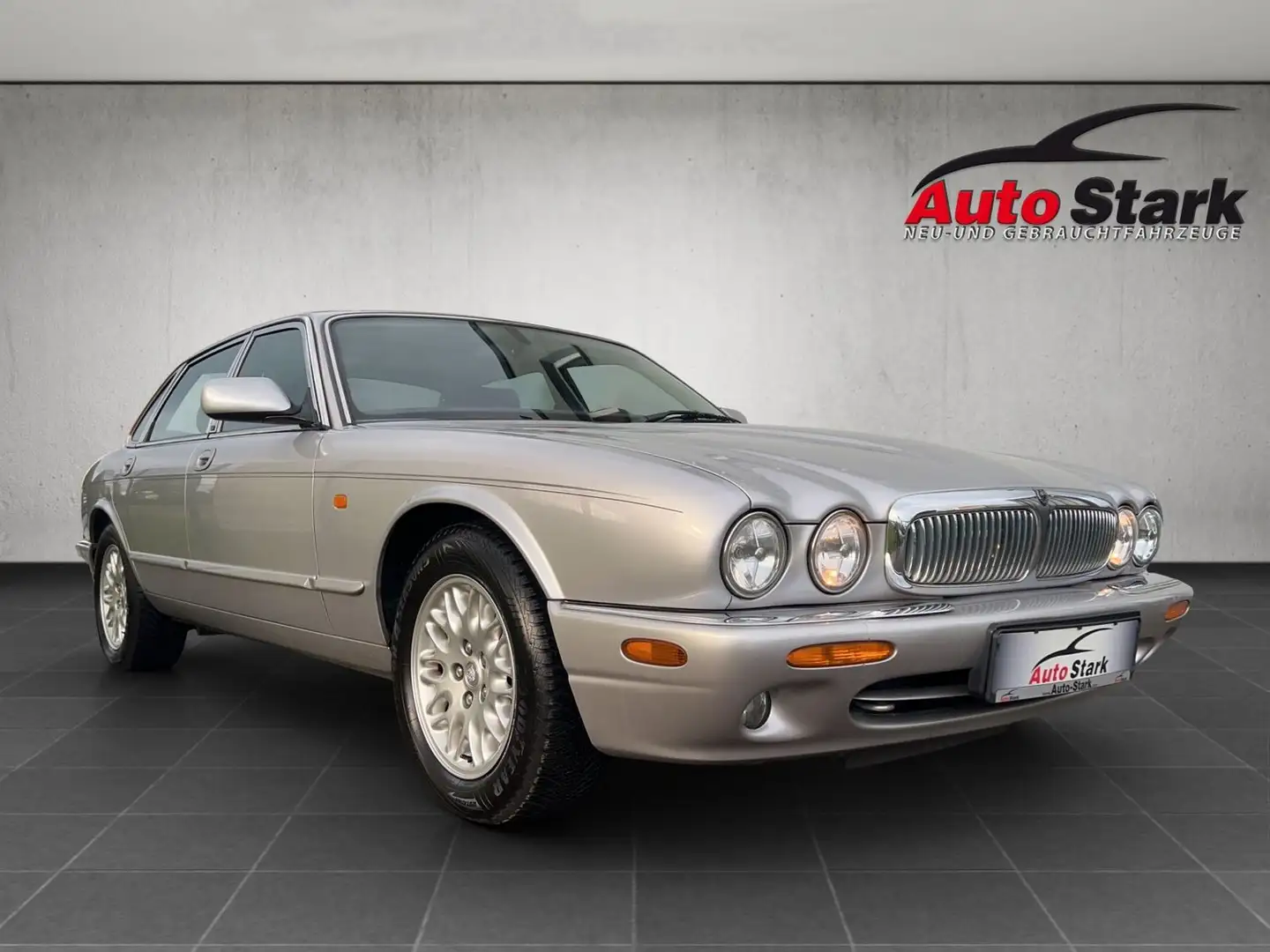 Jaguar XJ V8°3.2 Executive°Tempomat°Klima°Schiebedach°DEKRA° Argent - 2