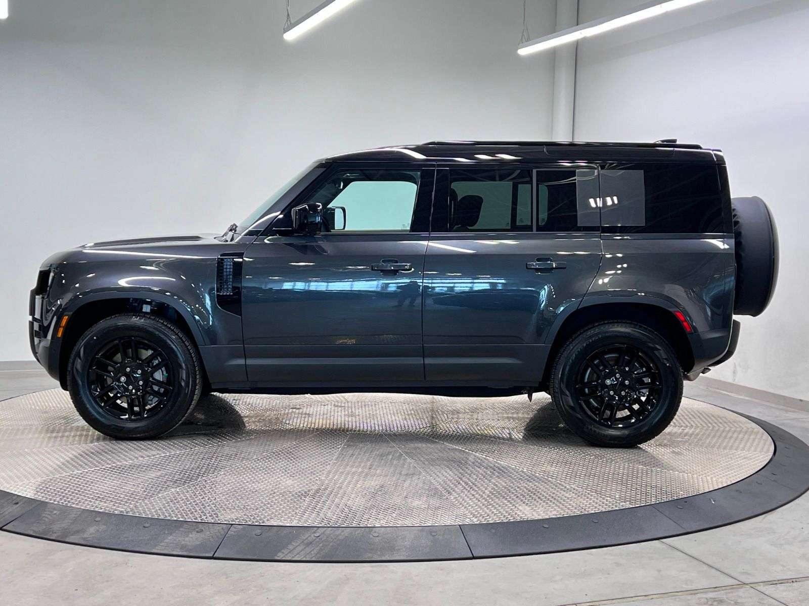 2026 Land Rover Defender 110 P300 S | LEASE FROM $899 PER MONTH alt 4