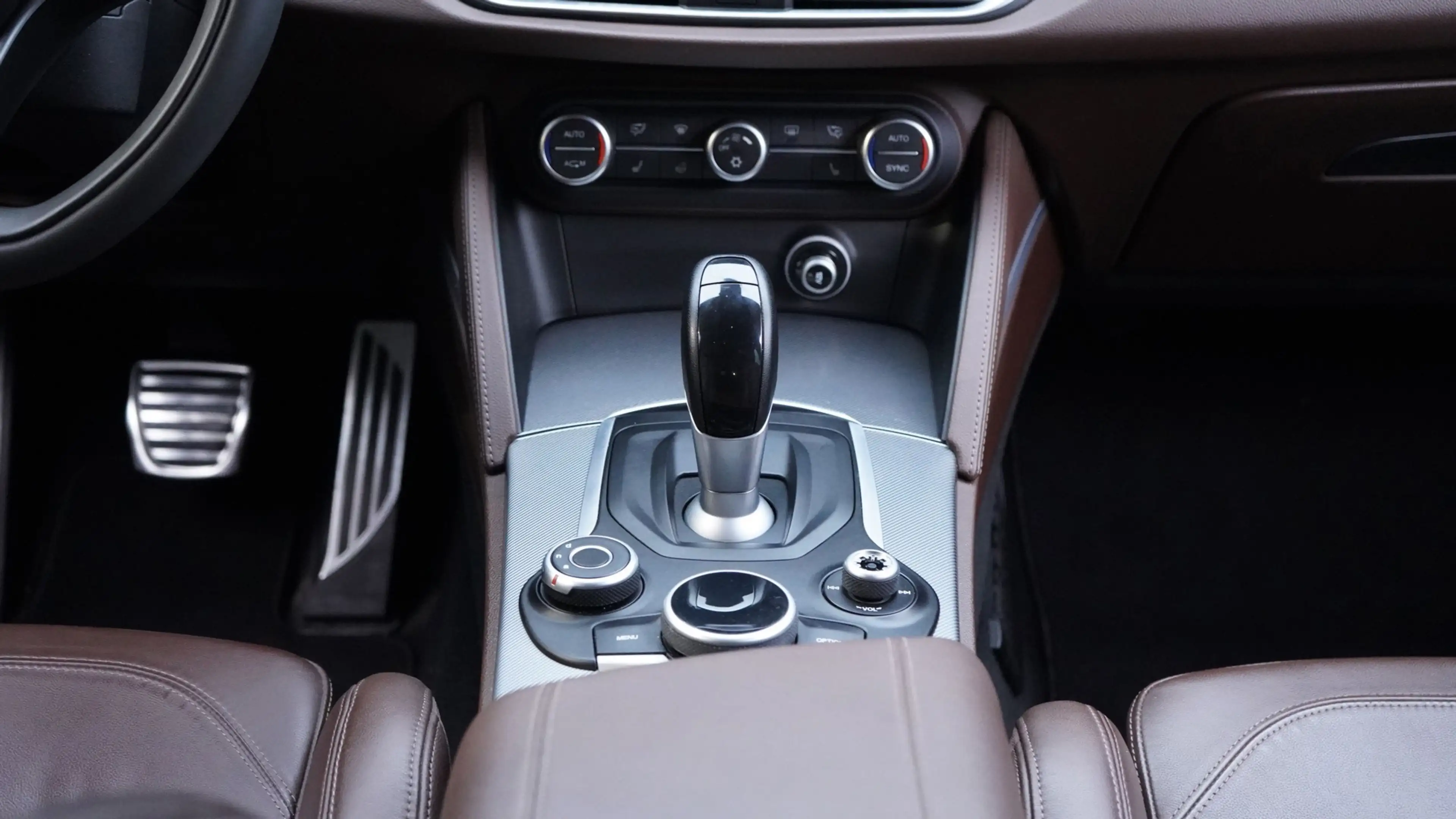 Alfa Romeo Stelvio 2.0 T AWD Super Pack Veloce — photo 14