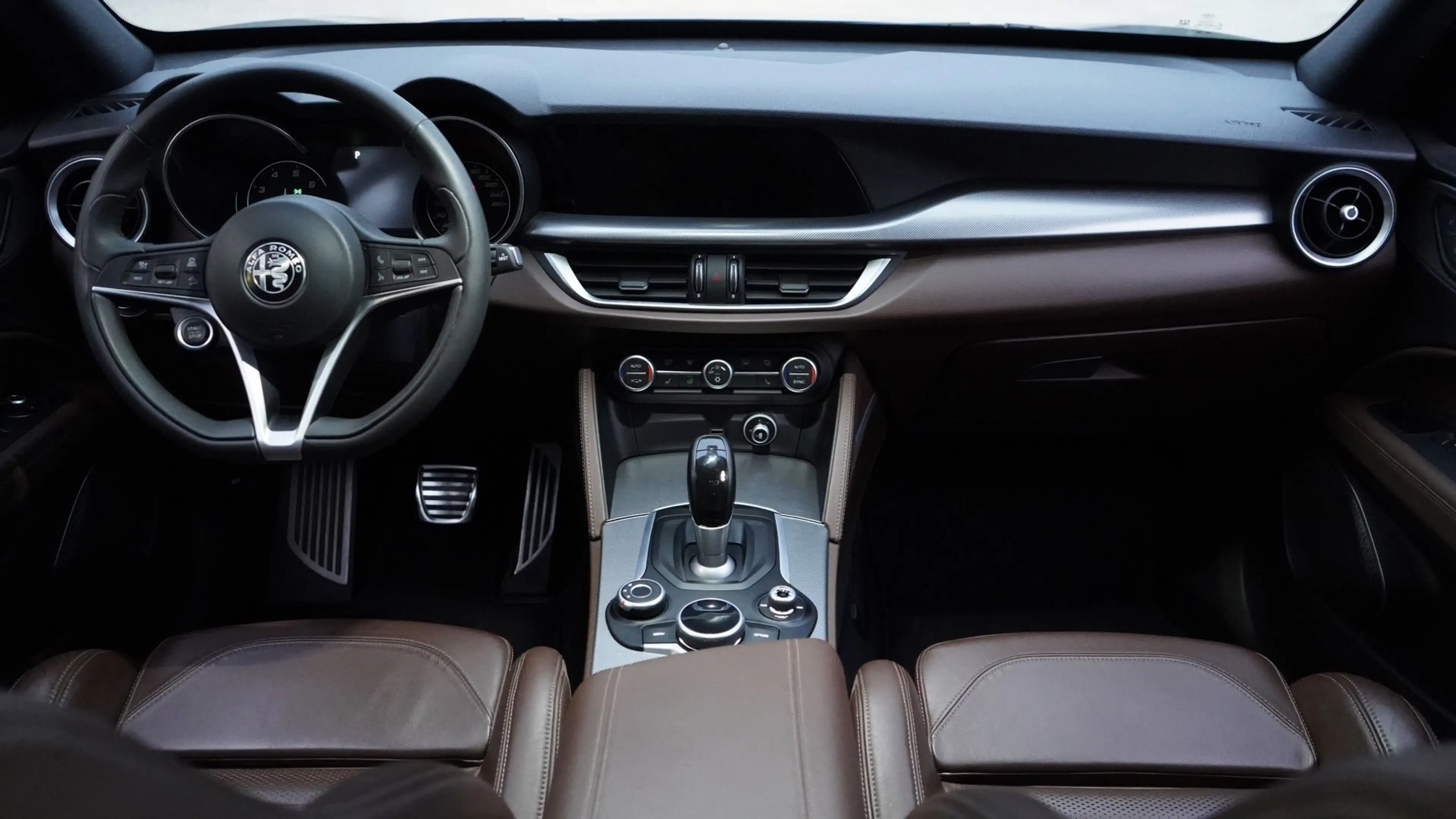Alfa Romeo Stelvio 2.0 T AWD Super Pack Veloce — photo 3