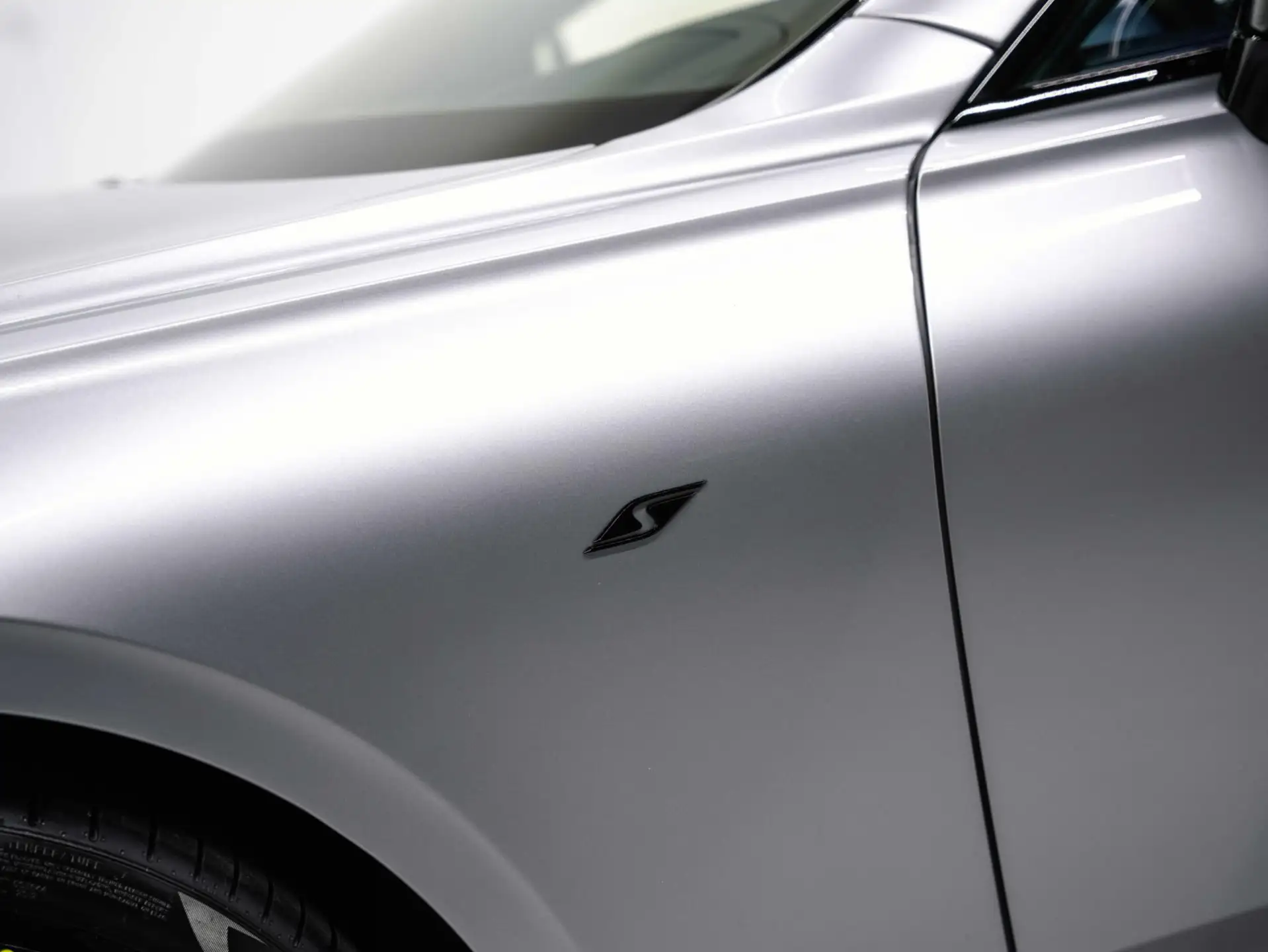 벤틀리 컨티넨탈 4.0 V8 Plug-in Hybrid 2026 실버 사진 6