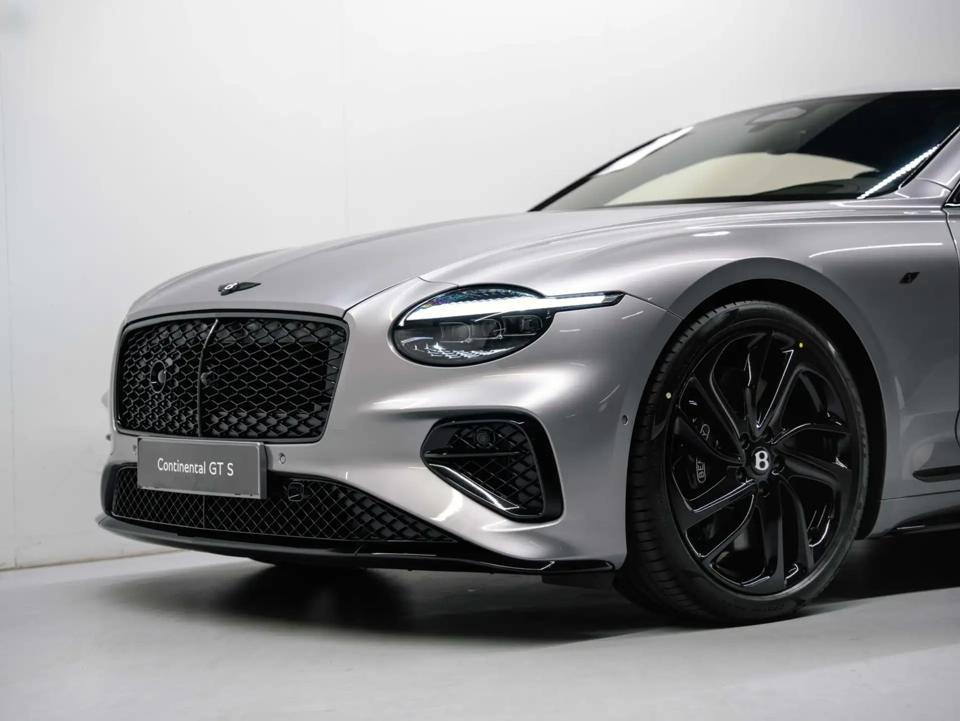 벤틀리 컨티넨탈 4.0 V8 Plug-in Hybrid 2026 실버 사진 4