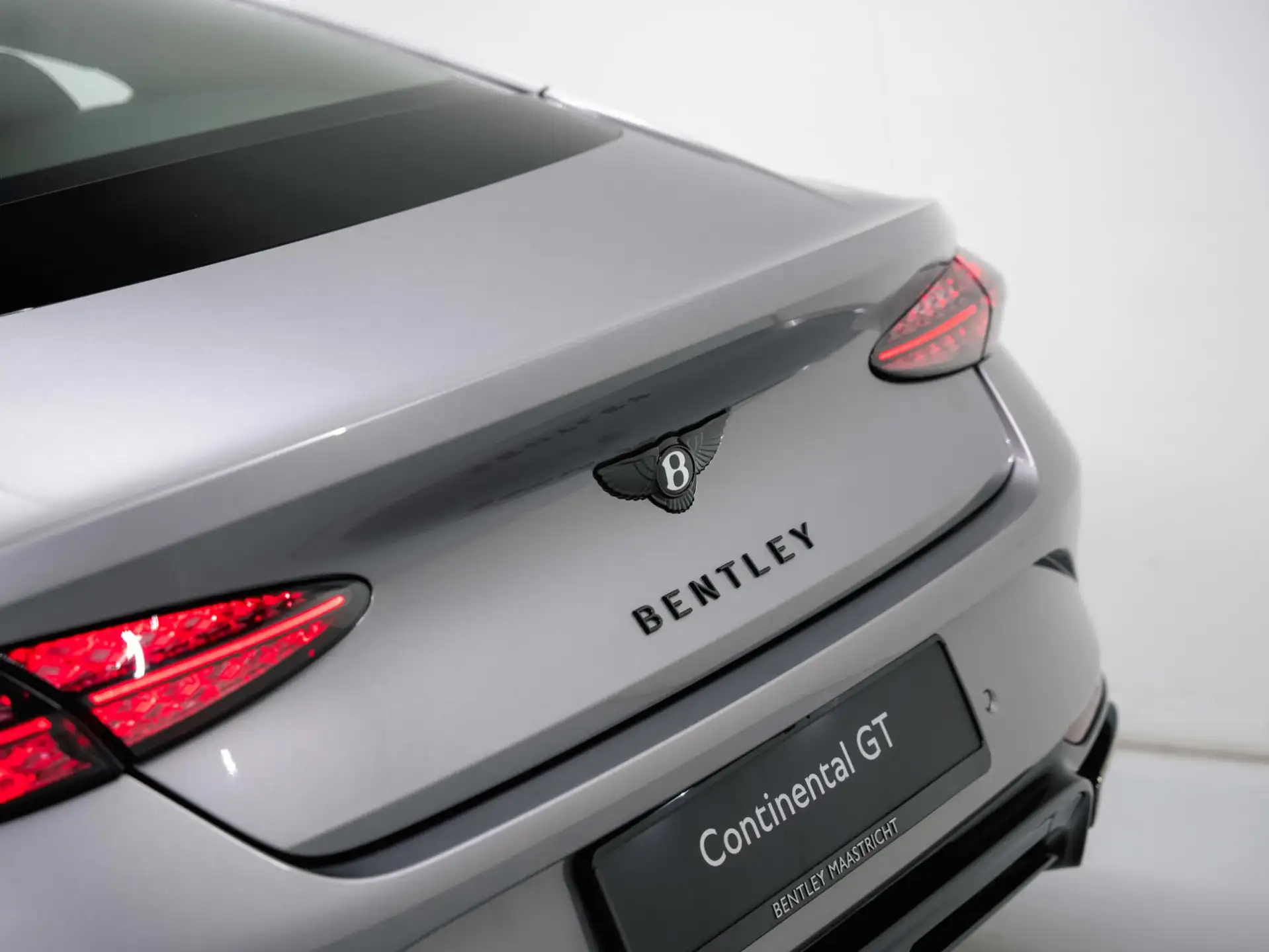 벤틀리 컨티넨탈 4.0 V8 Plug-in Hybrid 2026 실버 사진 8