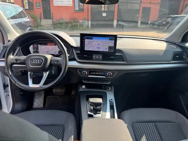 Audi Q5 view 9