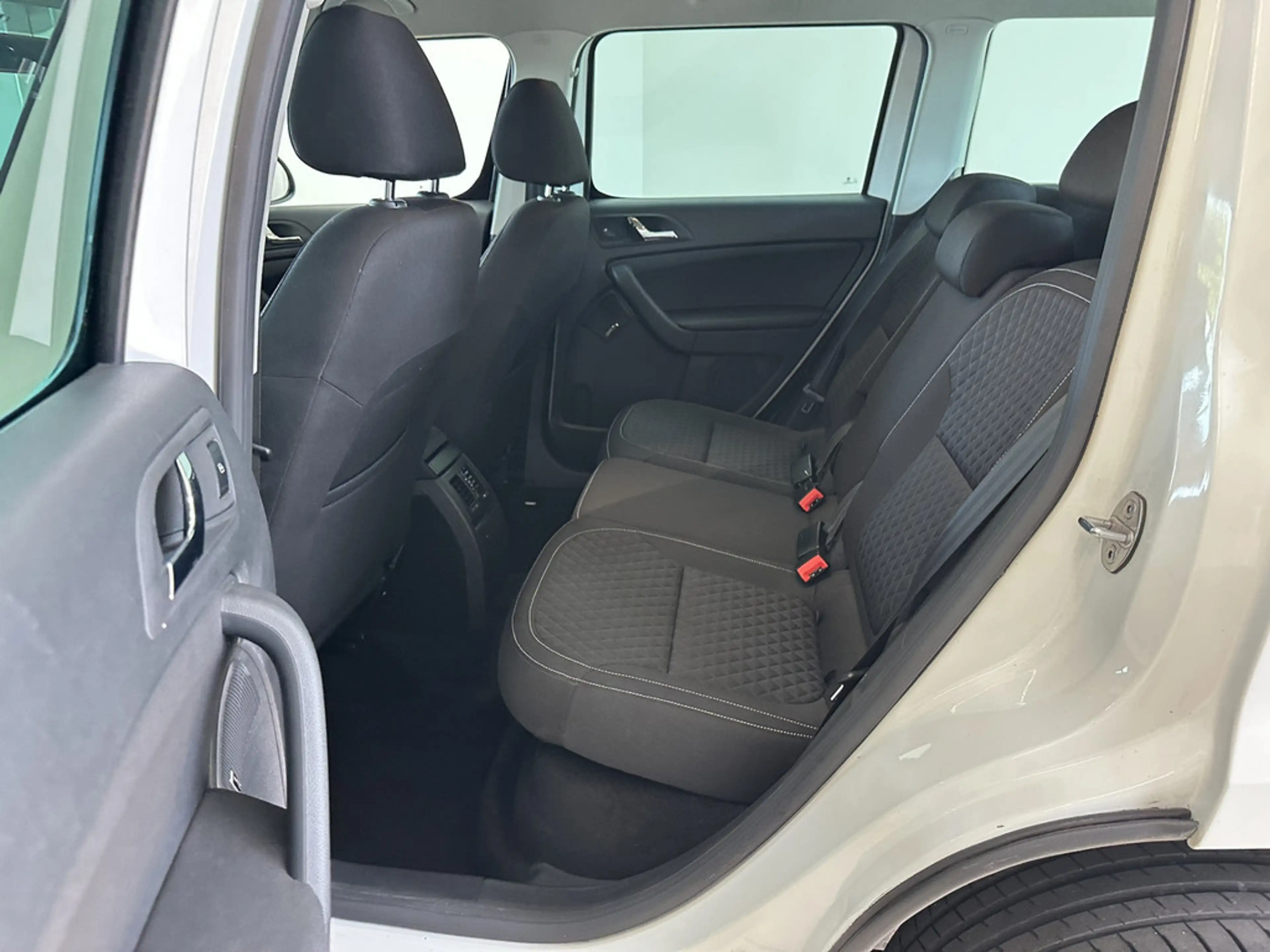 Skoda Yeti 1.2 TSI Drive KLIMA PDC SHZ XENON NAVI — photo 14