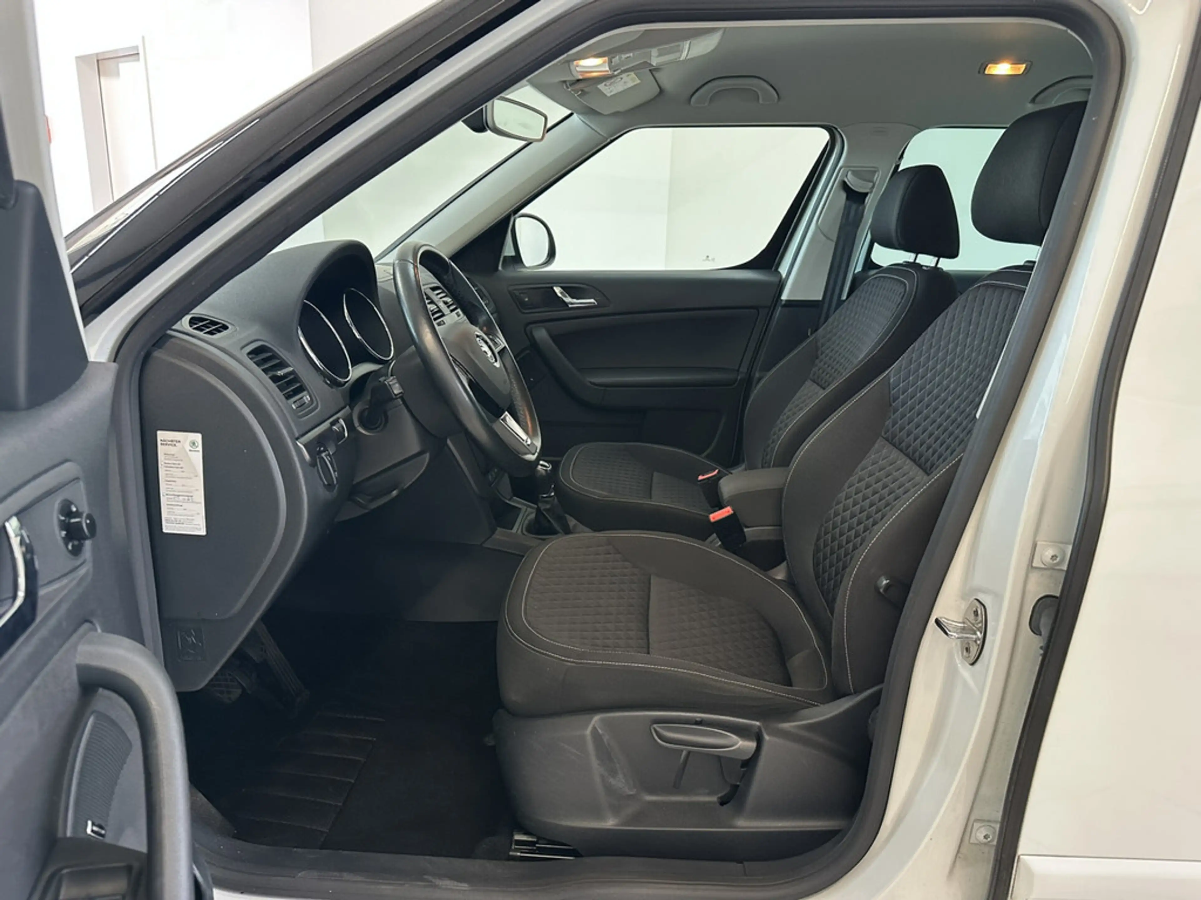 Skoda Yeti 1.2 TSI Drive KLIMA PDC SHZ XENON NAVI — photo 11