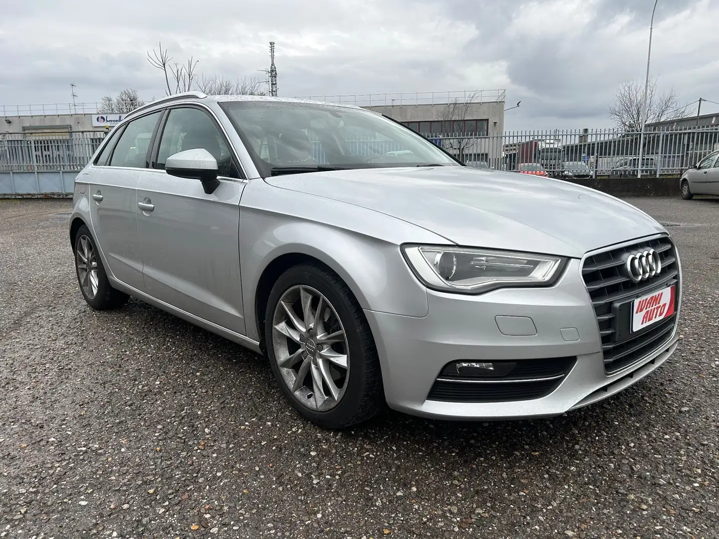 Audi A3 A3 SPB 2.0 TDI Attraction Plateado - 2