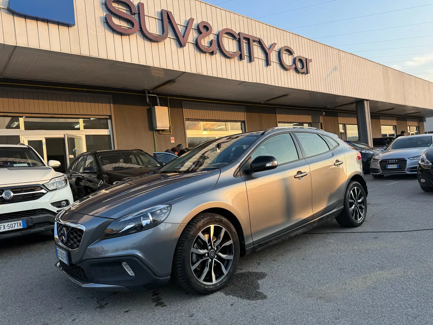 Volvo V40 Cross Country V40 Cross Country 1.6 d2  AUTOMATICO Grigio - 1