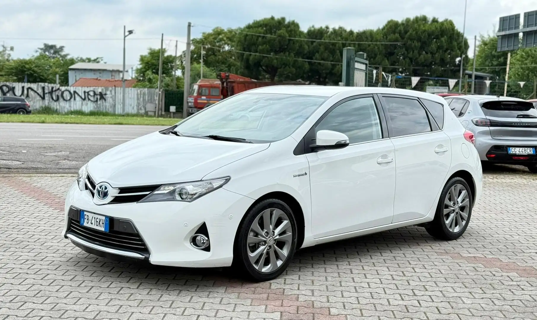 Toyota Auris 5p 1.8h Lounge NEOPATENTATI Blanc - 1