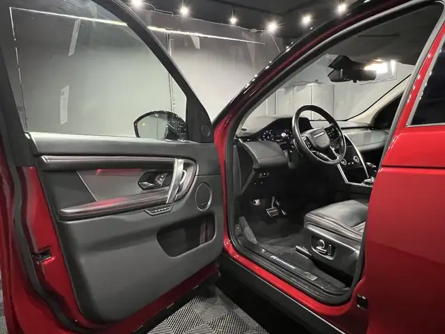 Land Rover Discovery Sport view 8
