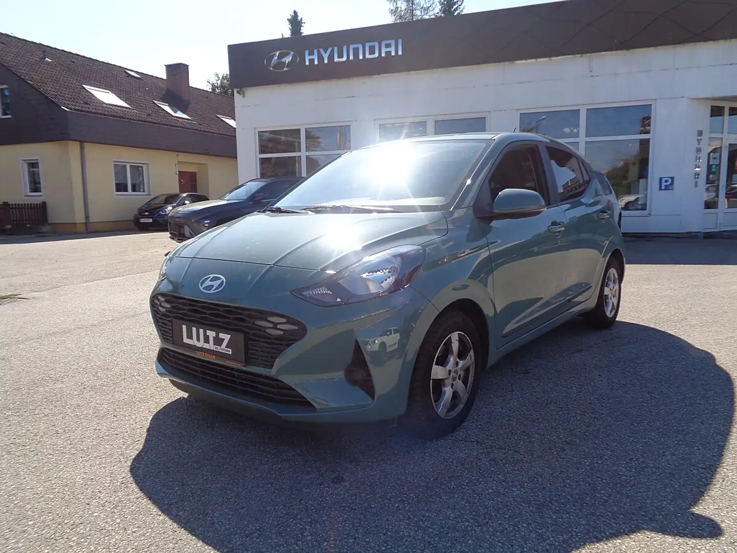 Hyundai i10 1,2 i Line Plus Aut. mit Allwetterreifen Grün - 1