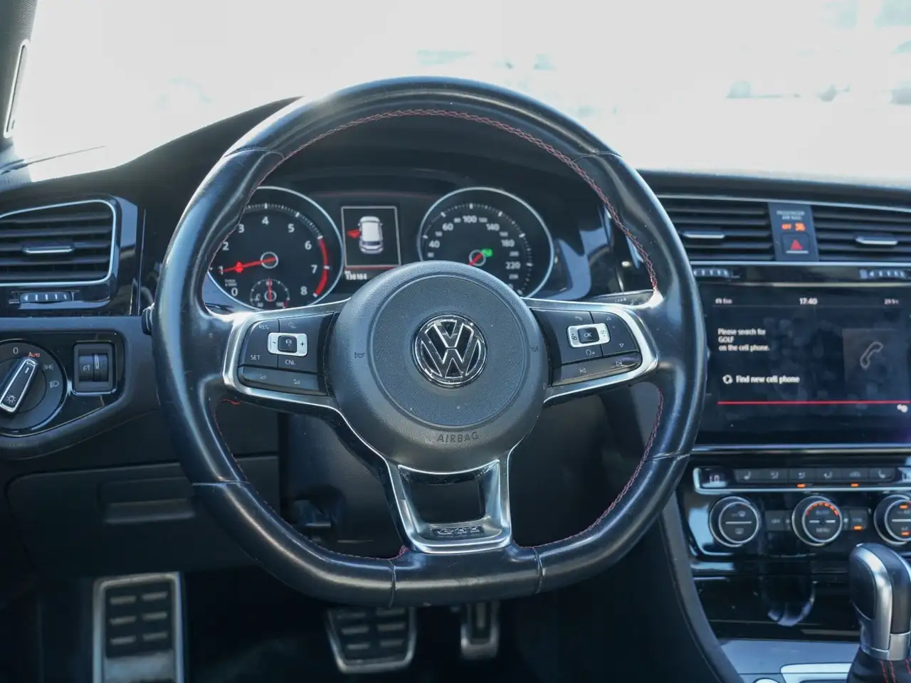 Volkswagen Golf GTI снимка Volkswagen Golf GTI