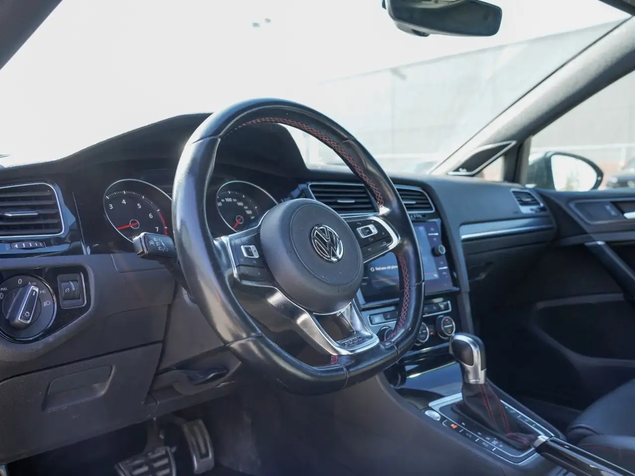 Volkswagen Golf GTI снимка Volkswagen Golf GTI