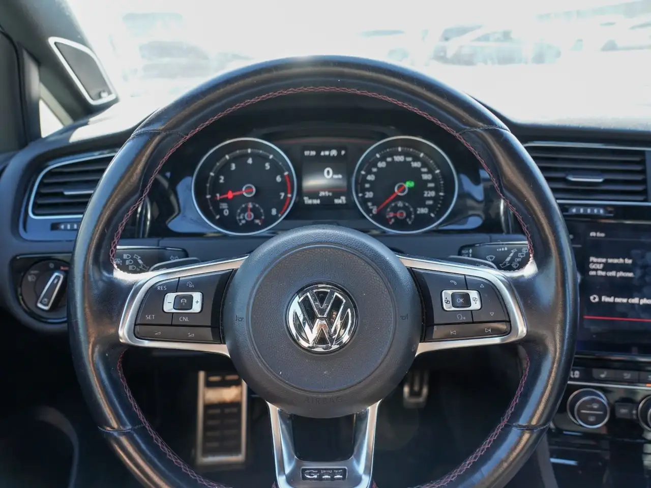 Volkswagen Golf GTI снимка Volkswagen Golf GTI