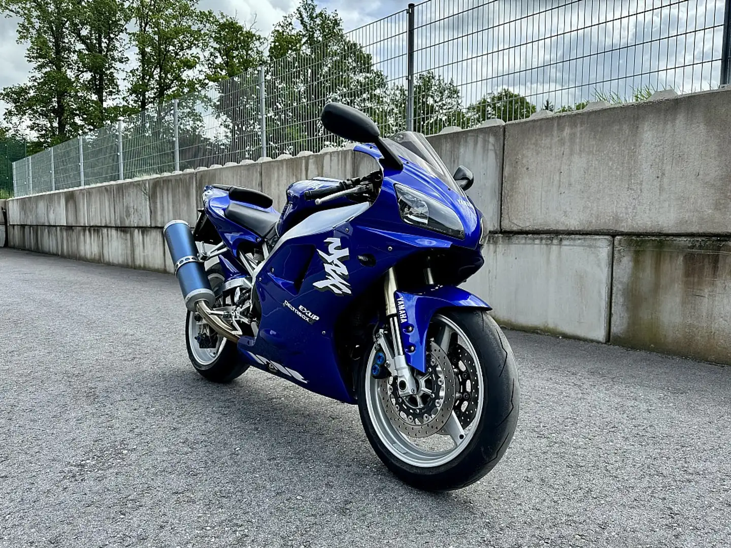 Yamaha YZF R1 Blau - 1