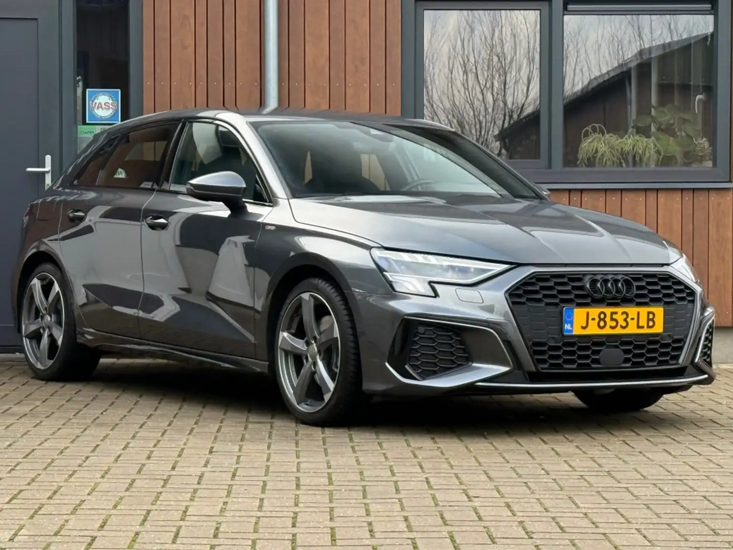 Audi A3 35 TFSI 2x S-Line S-Tronic N.A.P. 18'' led Grijs - 2