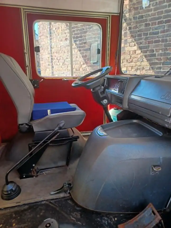 Peugeot J9 camion magasin commerce ambulant avec carton rouge contrôle technique . A venir enlever avec plateau ou plaque marchande, foto 3