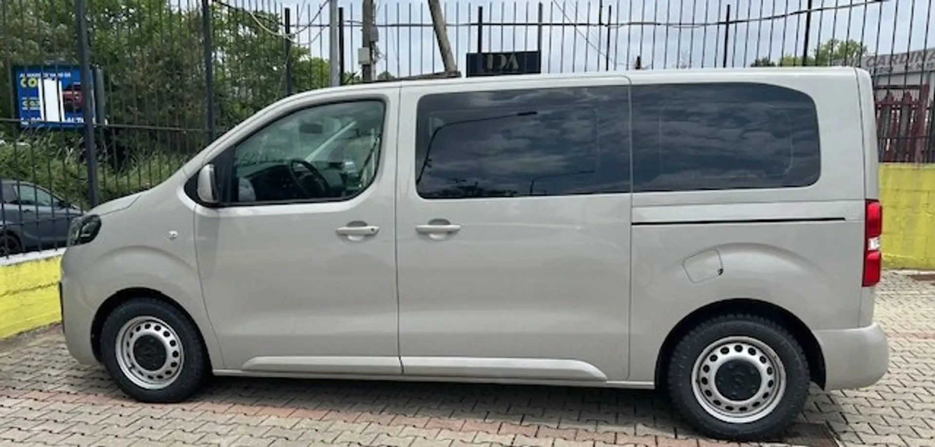 Opel Vivaro 9 posti ufficiale italiana Gris - 2
