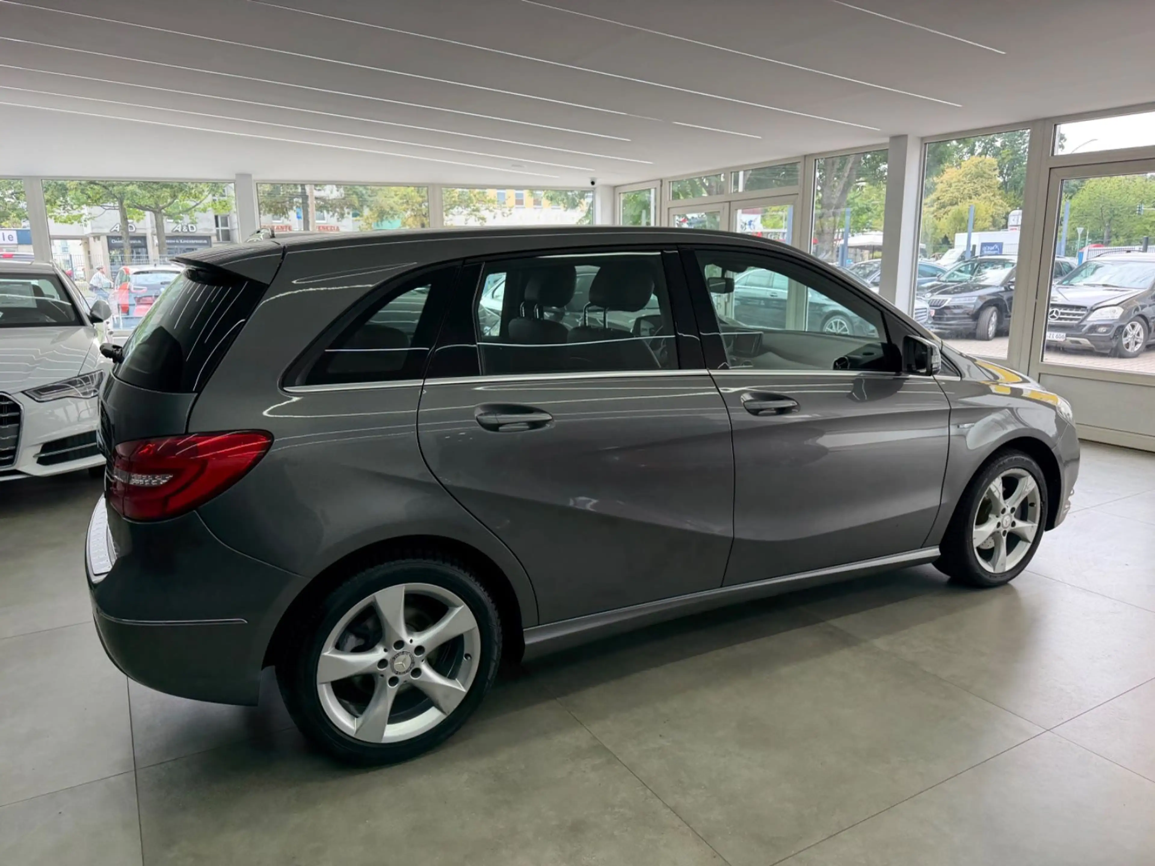 Mercedes-Benz B 180 BlueEfficiency*Tempomat*Bi-Xenon*Navi*SHZ* — photo 6