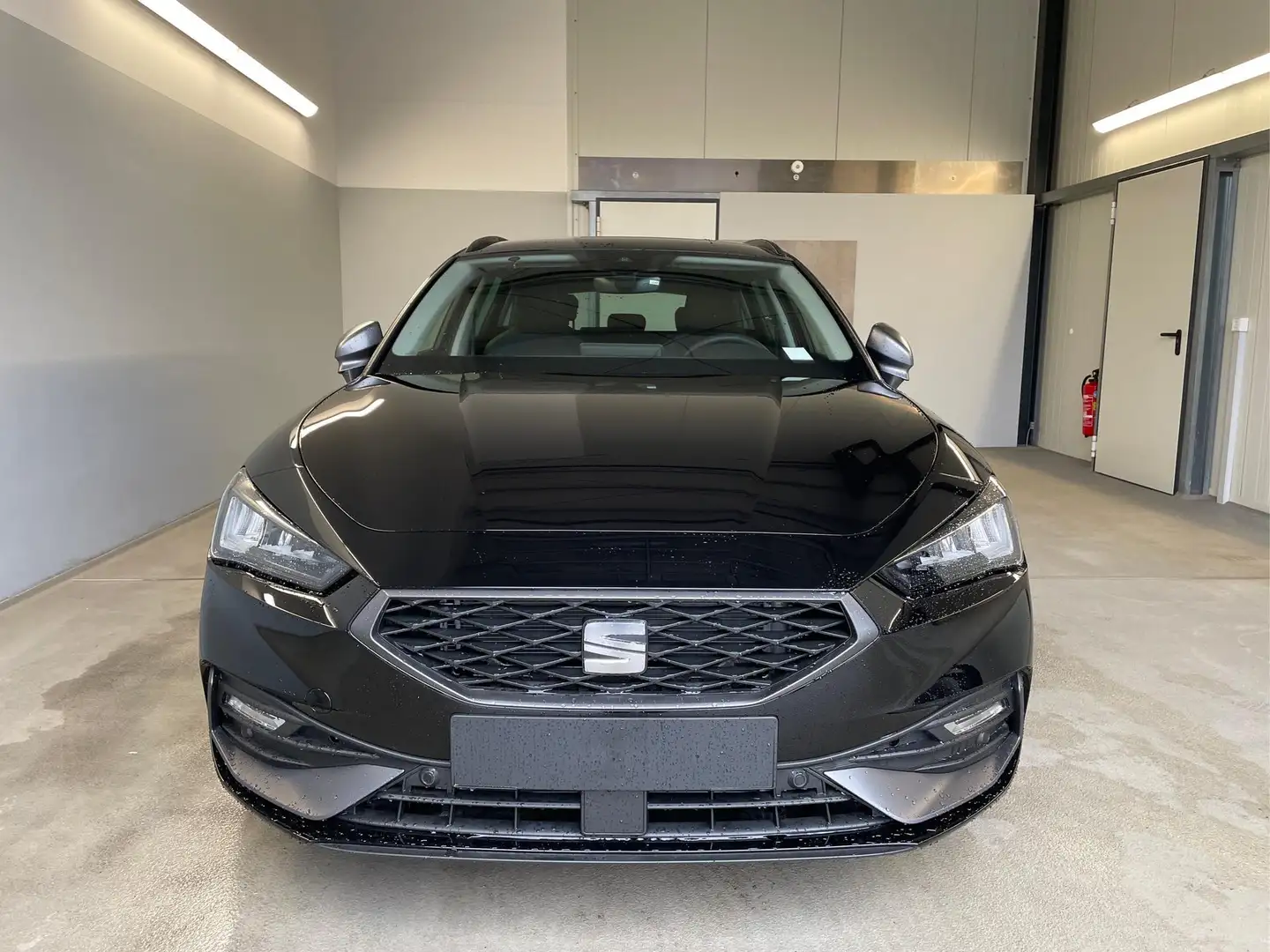 SEAT Leon Facelift FR 150PS DSG AHK+ACC 1.5 eTSI DSG 110k... Чёрный - 2