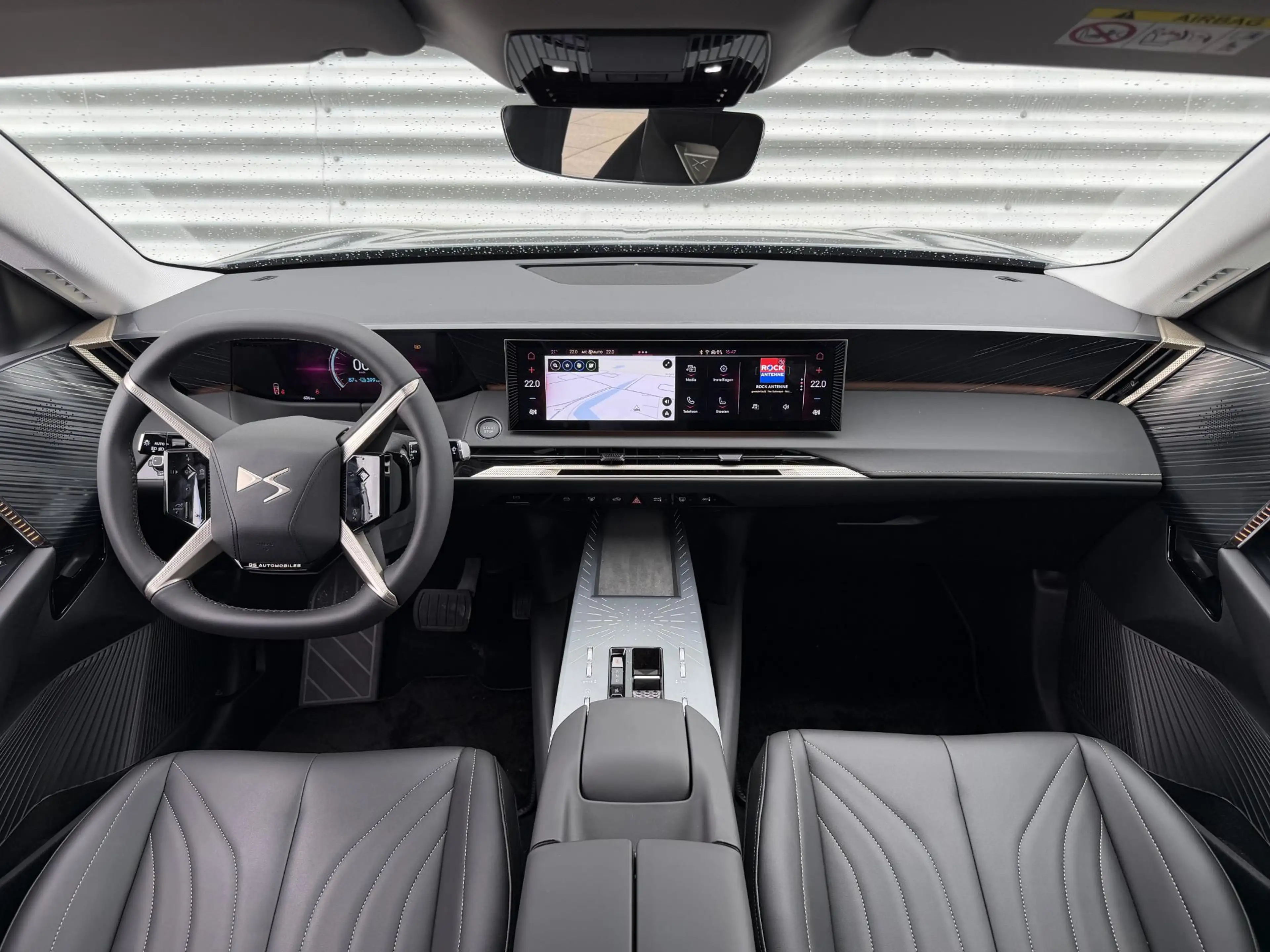 DS Automobiles No 8 Pallas Tech 74 kWh | Memory Seats | Two-Tone — photo 14