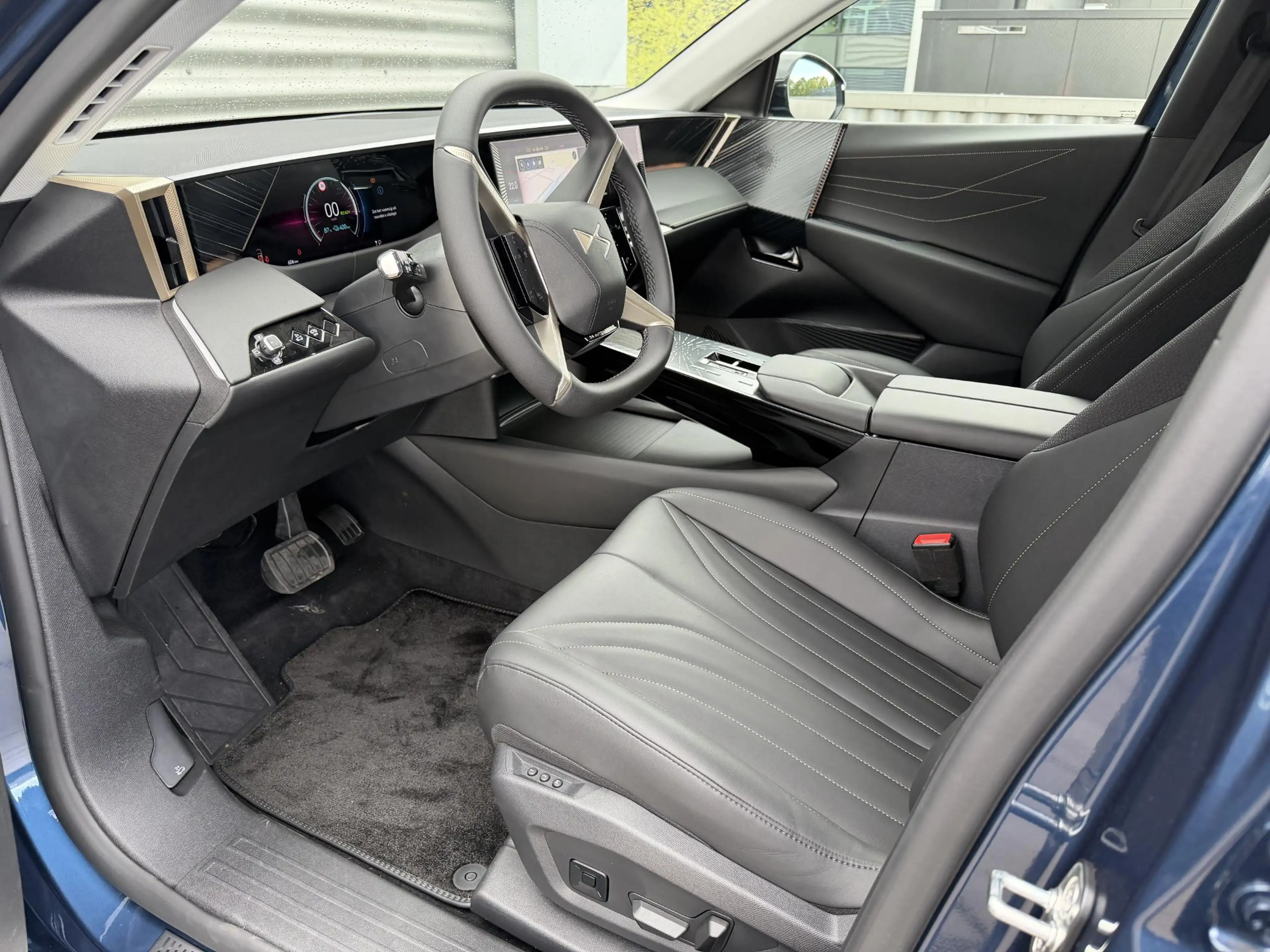DS Automobiles No 8 Pallas Tech 74 kWh | Memory Seats | Two-Tone — photo 11