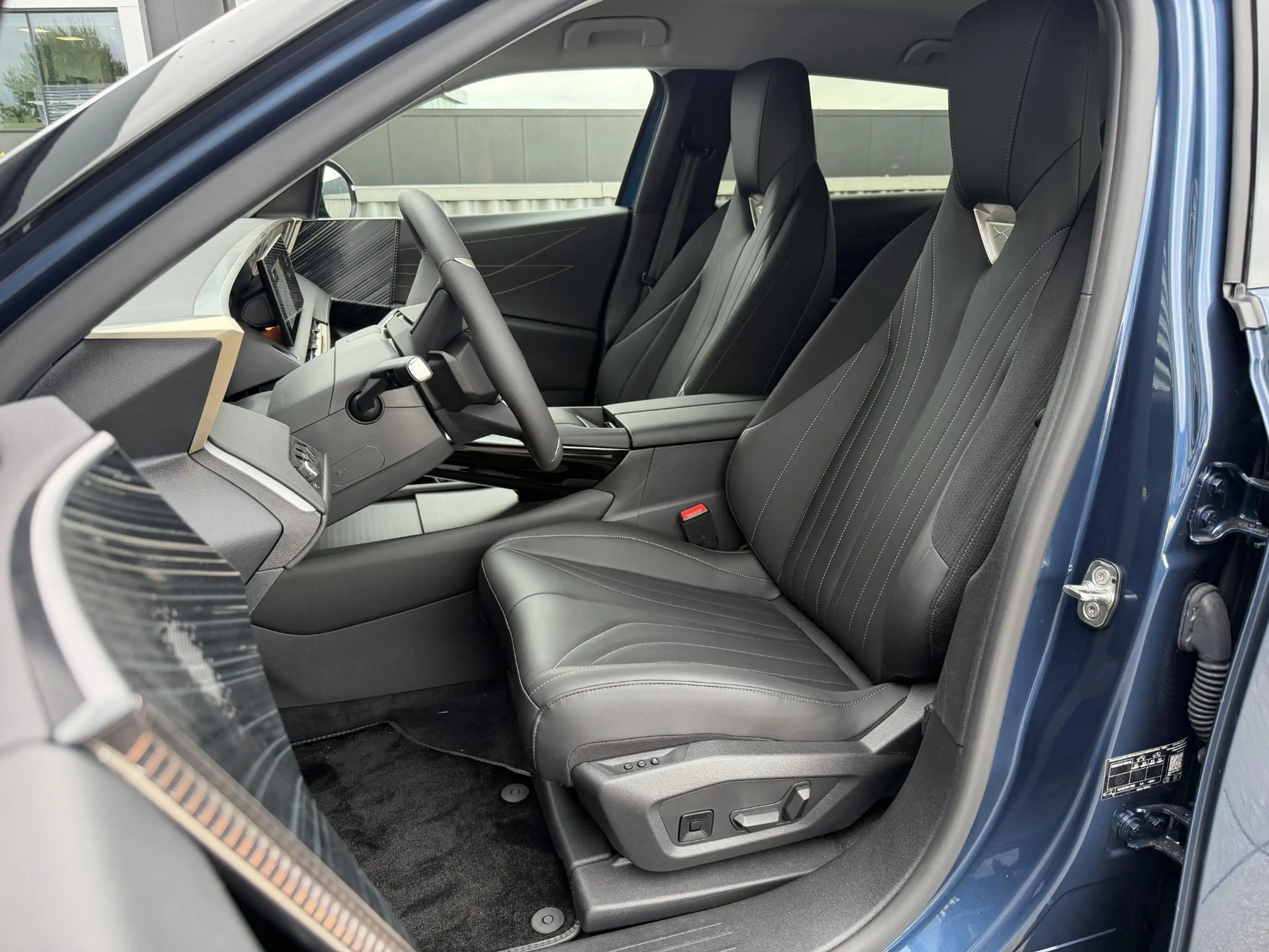 DS Automobiles No 8 Pallas Tech 74 kWh | Memory Seats | Two-Tone — photo 9