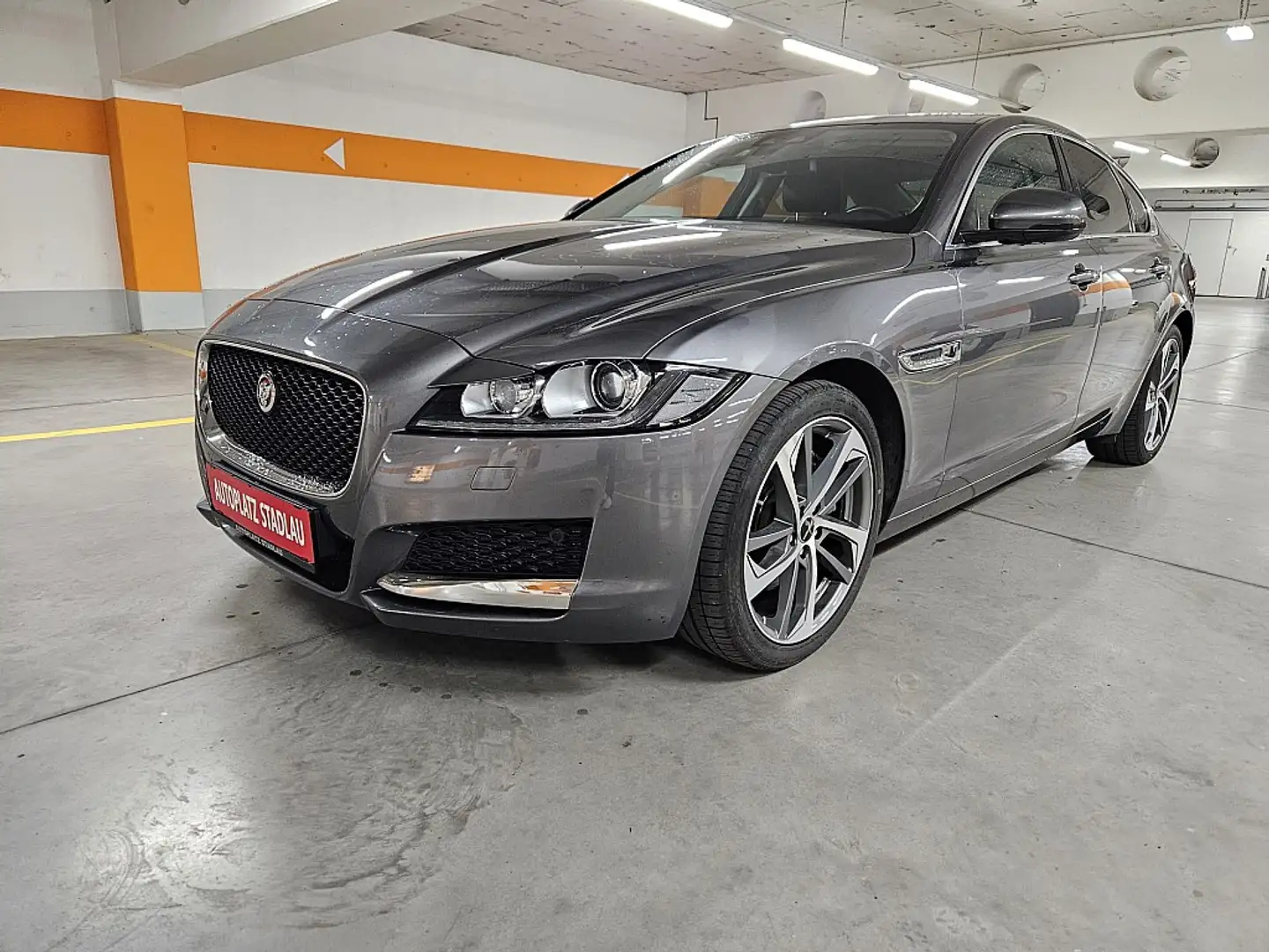 Jaguar XF 20d Prestige Aut. Šedá - 1