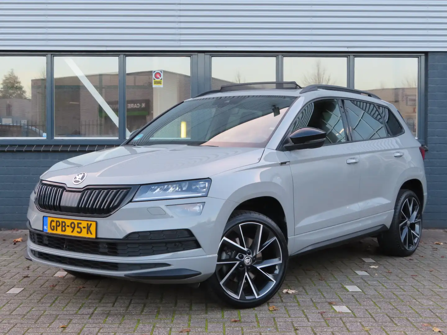 Skoda Karoq 1.5 TSI ACT Sportline Business DSG | pano dak | ac Grijs - 1
