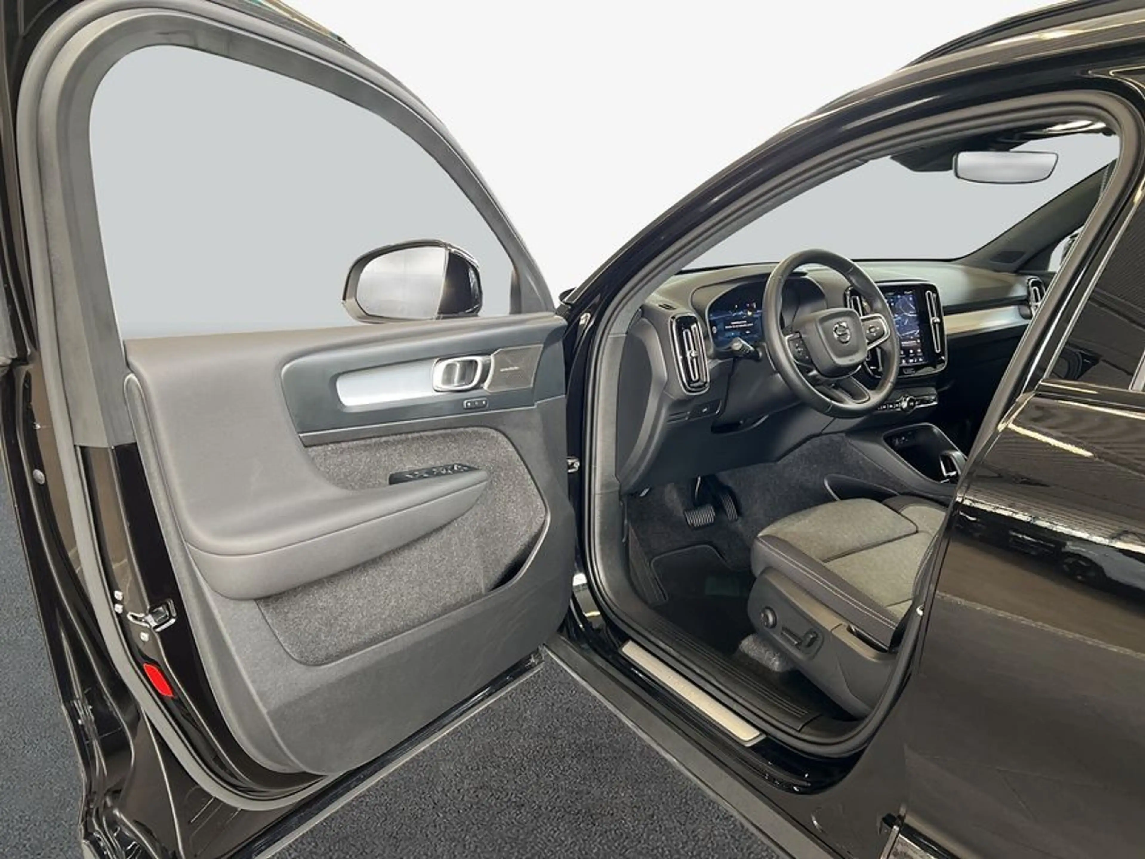 Volvo XC40 XC40 B3 B DKG Plus Black Edition — photo 9