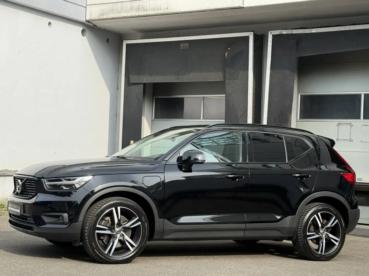 Volvo XC40 R Design Expression Recharge Plug-In Hybrid Schwarz - 2