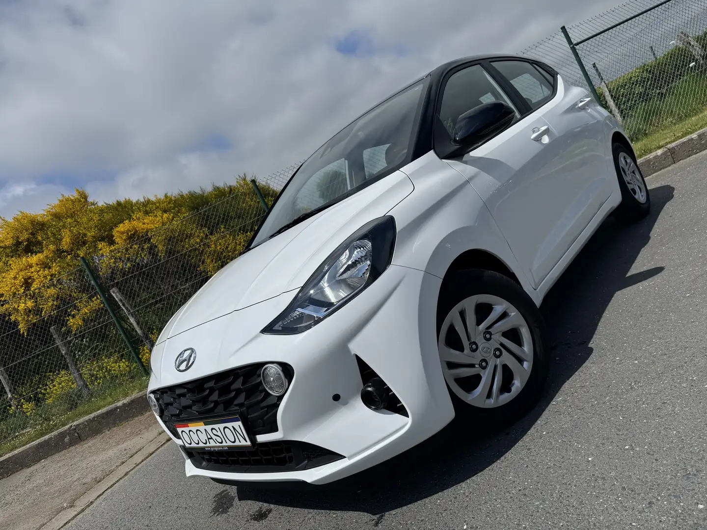 Hyundai i10 1.0i Twist Techno Pack/GARANTIE 12 MOIS/LIBRAMONT Blanc - 2