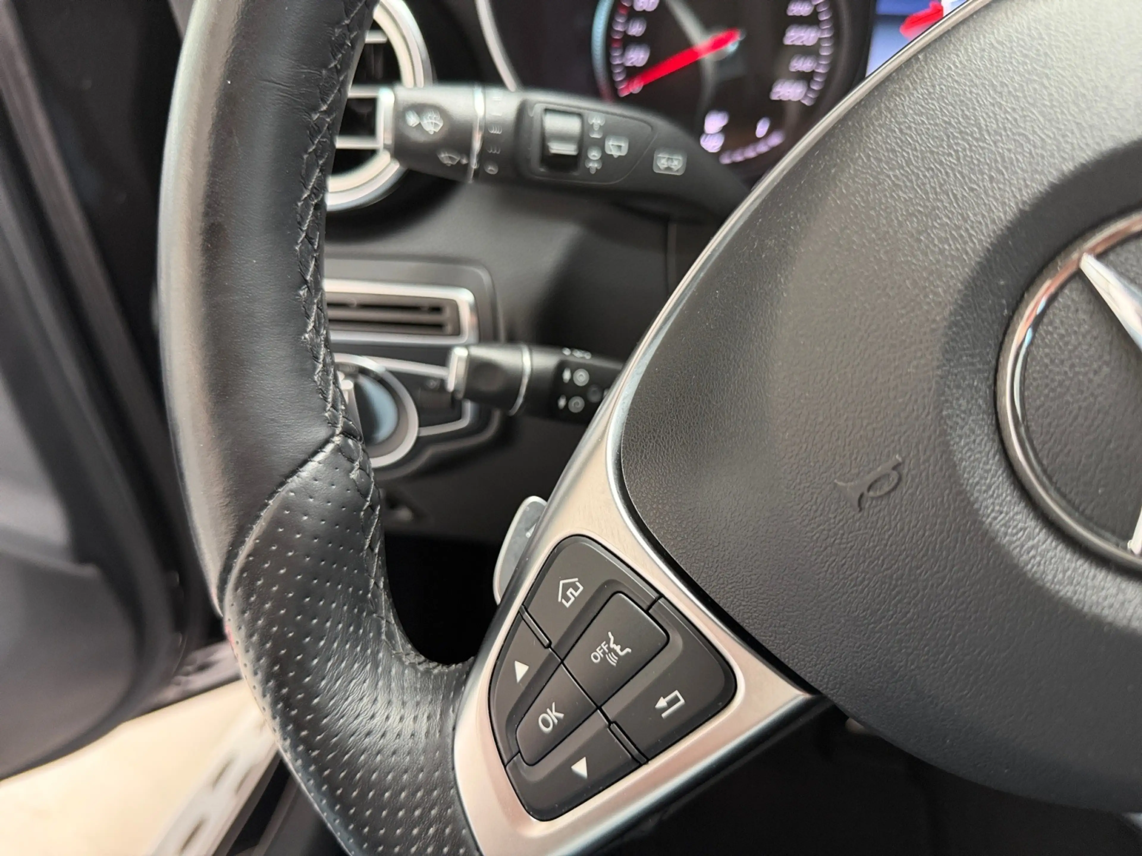 Mercedes-Benz GLC 250 4M AMG COMAND+PANO+LED+KEYLESS+KAMERA+AH — photo 11