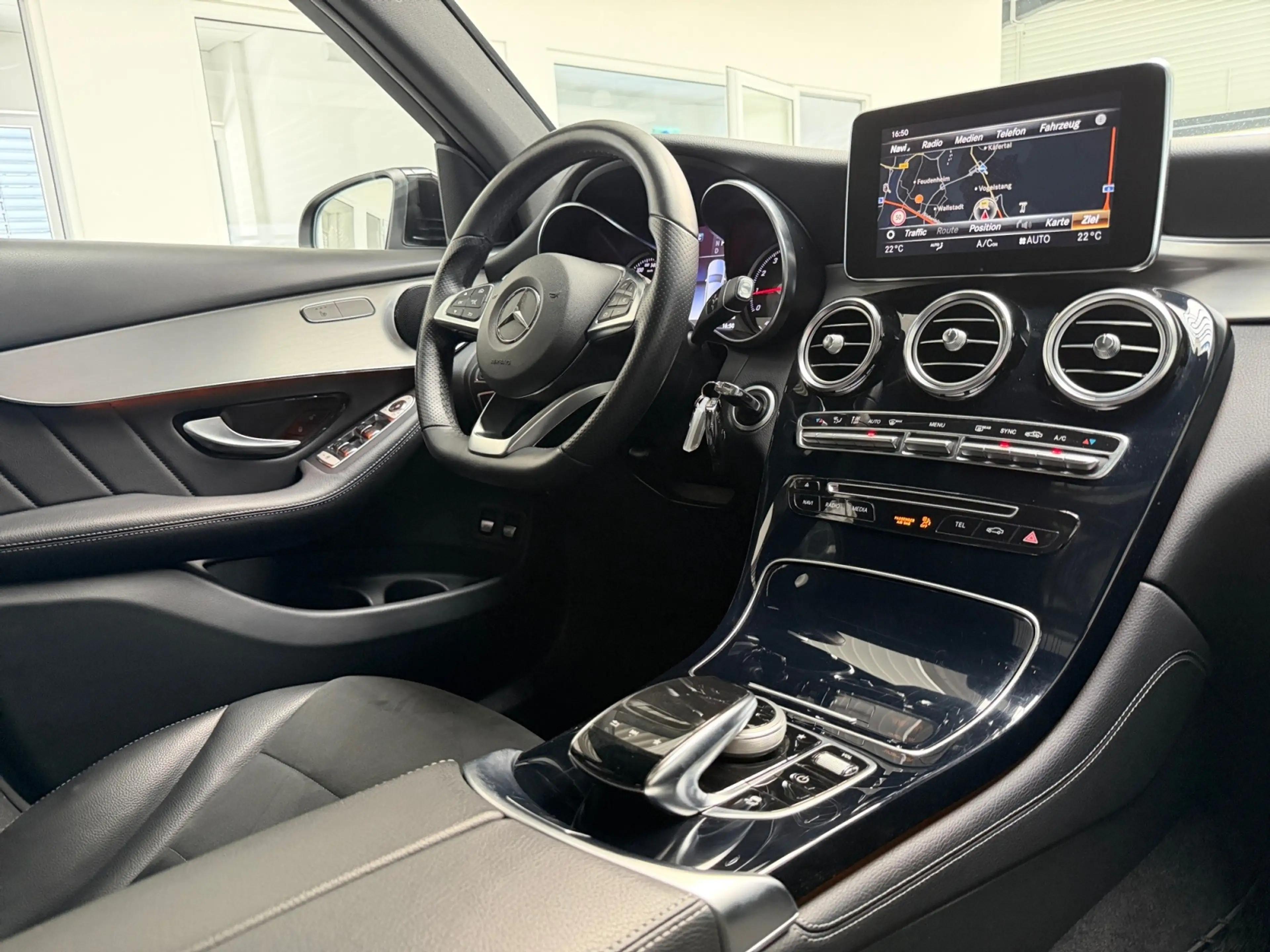 Mercedes-Benz GLC 250 4M AMG COMAND+PANO+LED+KEYLESS+KAMERA+AH — photo 9