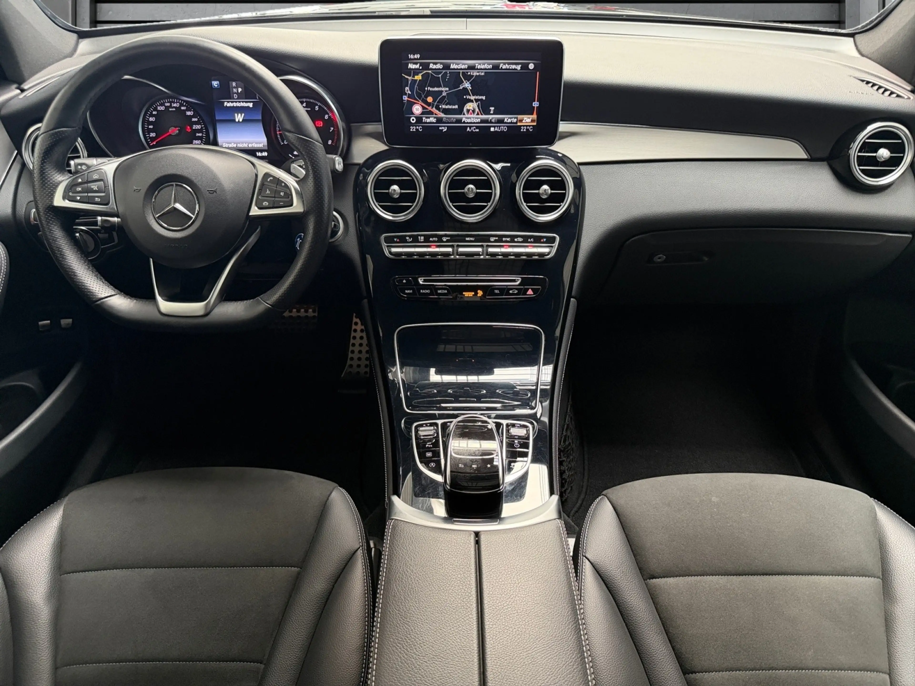 Mercedes-Benz GLC 250 4M AMG COMAND+PANO+LED+KEYLESS+KAMERA+AH — photo 4
