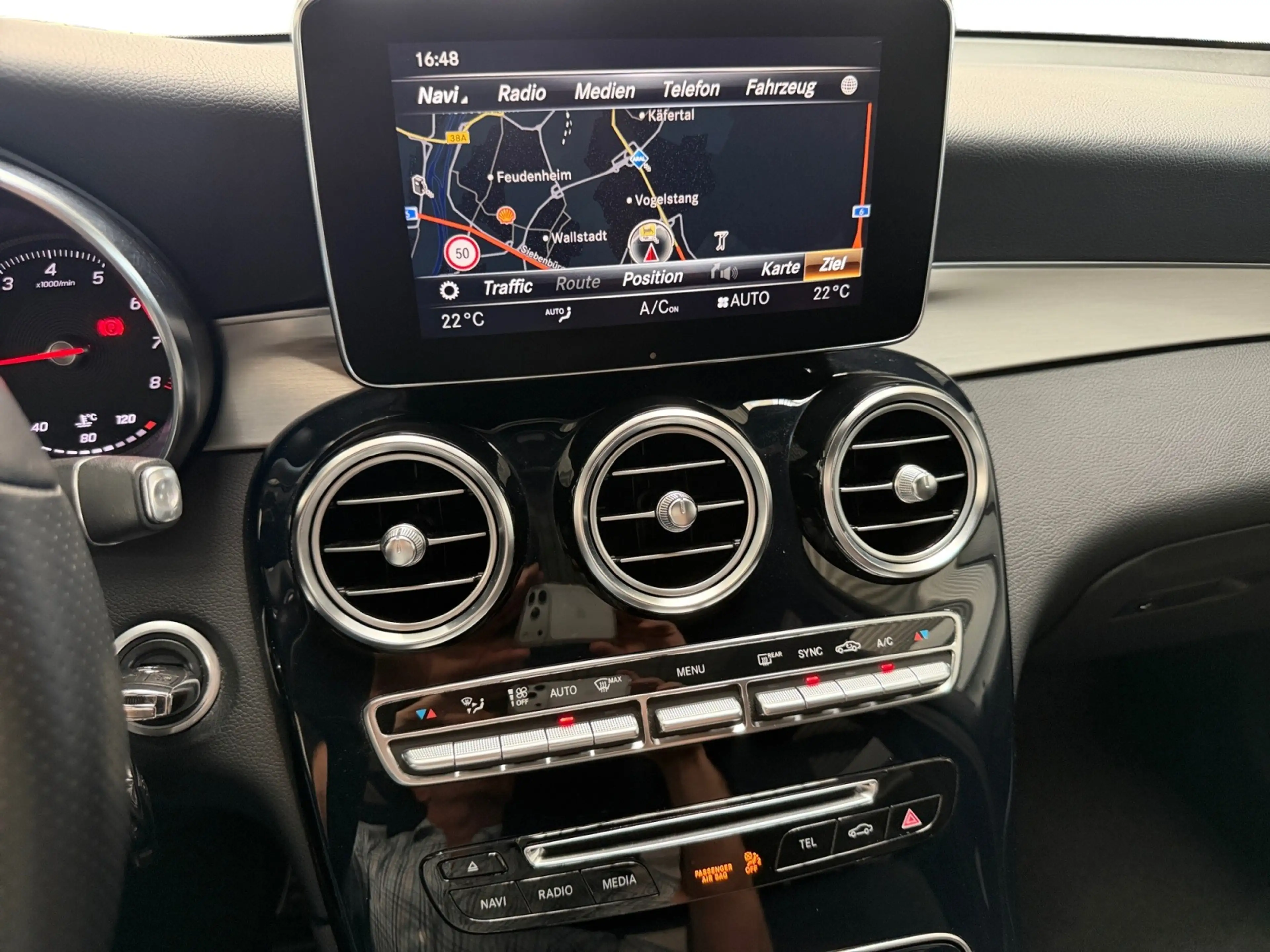 Mercedes-Benz GLC 250 4M AMG COMAND+PANO+LED+KEYLESS+KAMERA+AH — photo 10