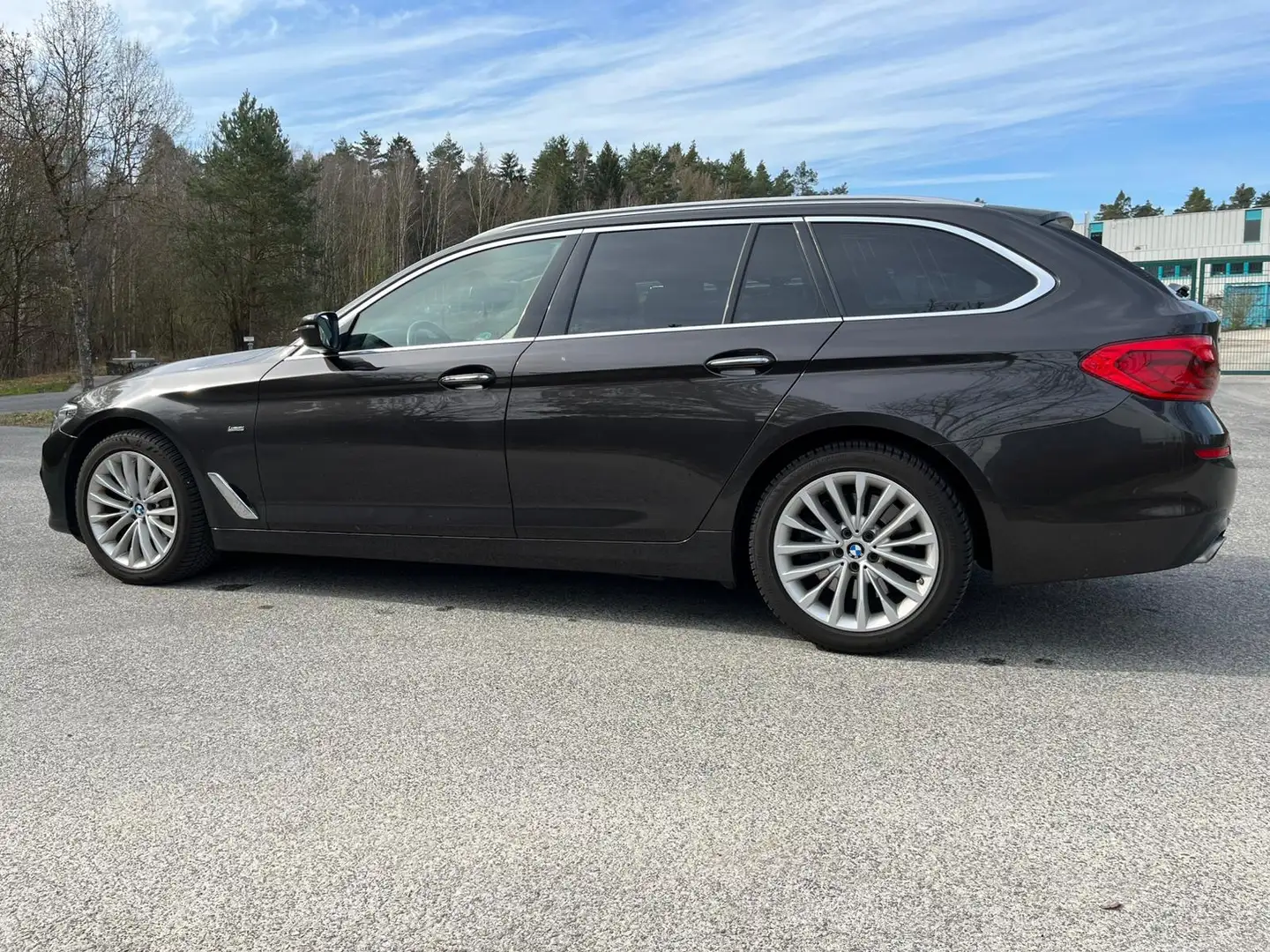 BMW 540 540i xDrive Touring Aut. Luxury Line Braun - 2