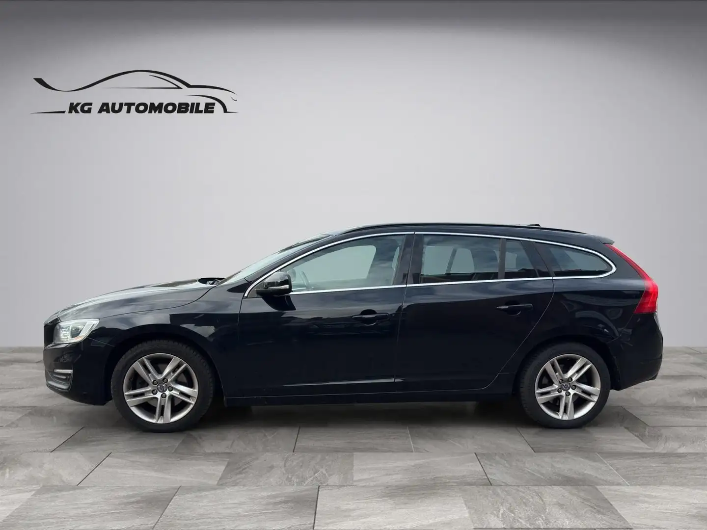 Volvo V60 Kombi Momentum D4 Automatik Schwarz - 2