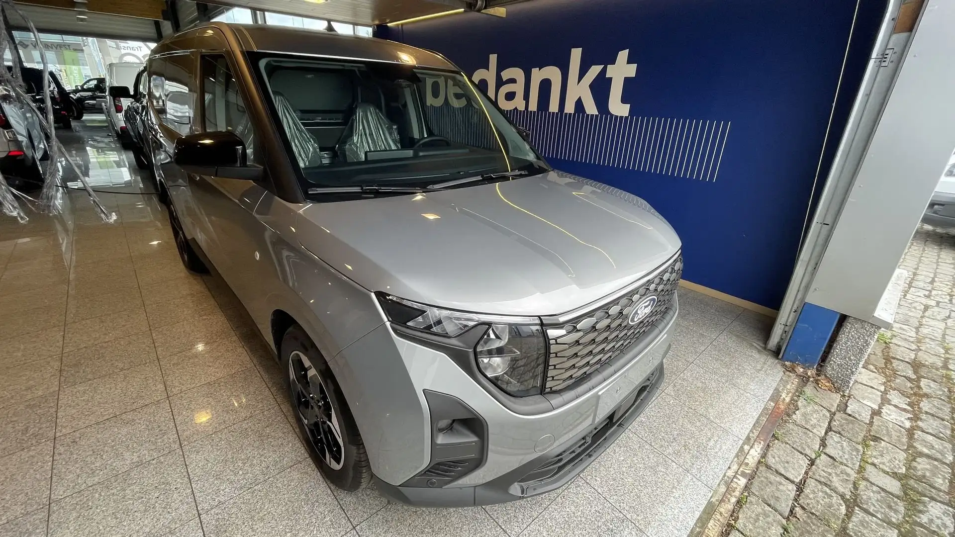 Ford Transit Courier BEV 43 kWh Limited Argent - 1
